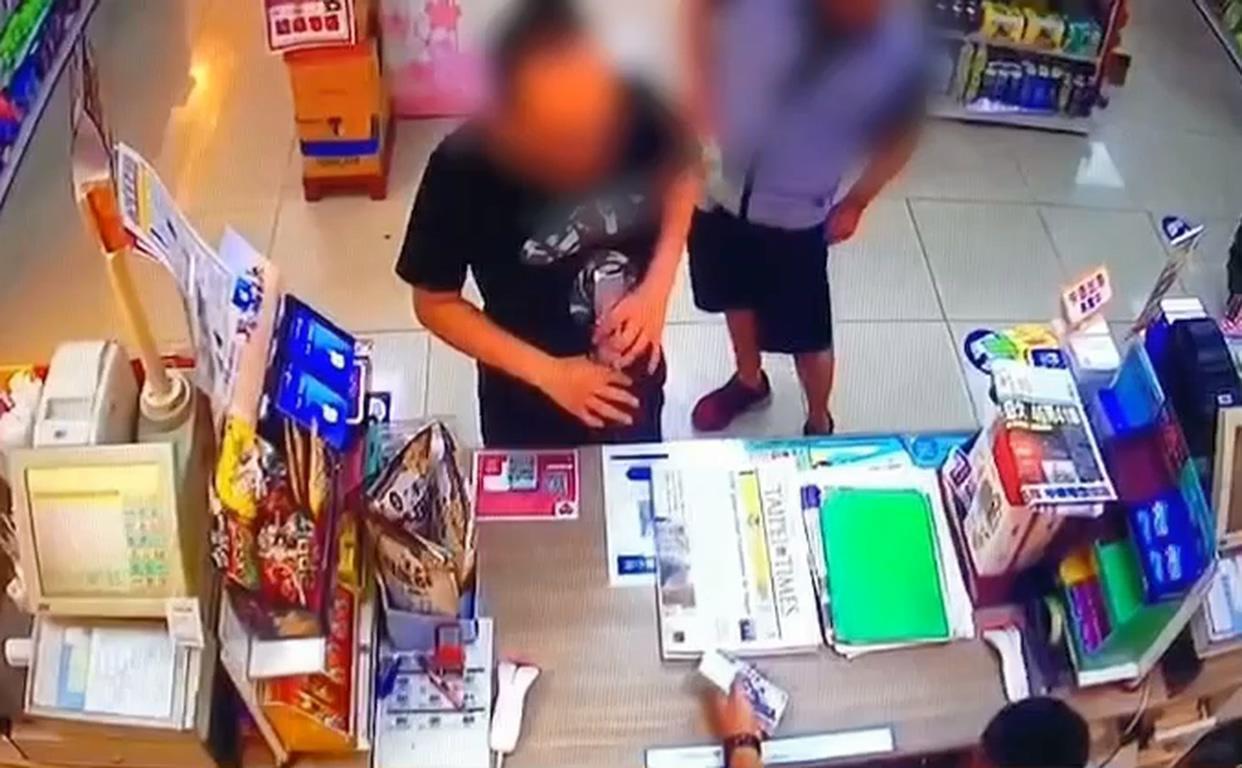 嫌犯還跑到超商借用點鈔機。(翻攝畫面)
