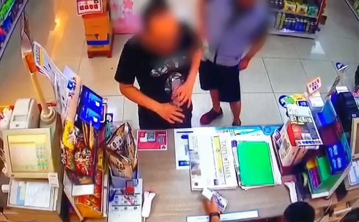 嫌犯還跑到超商借用點鈔機。（翻攝畫面）