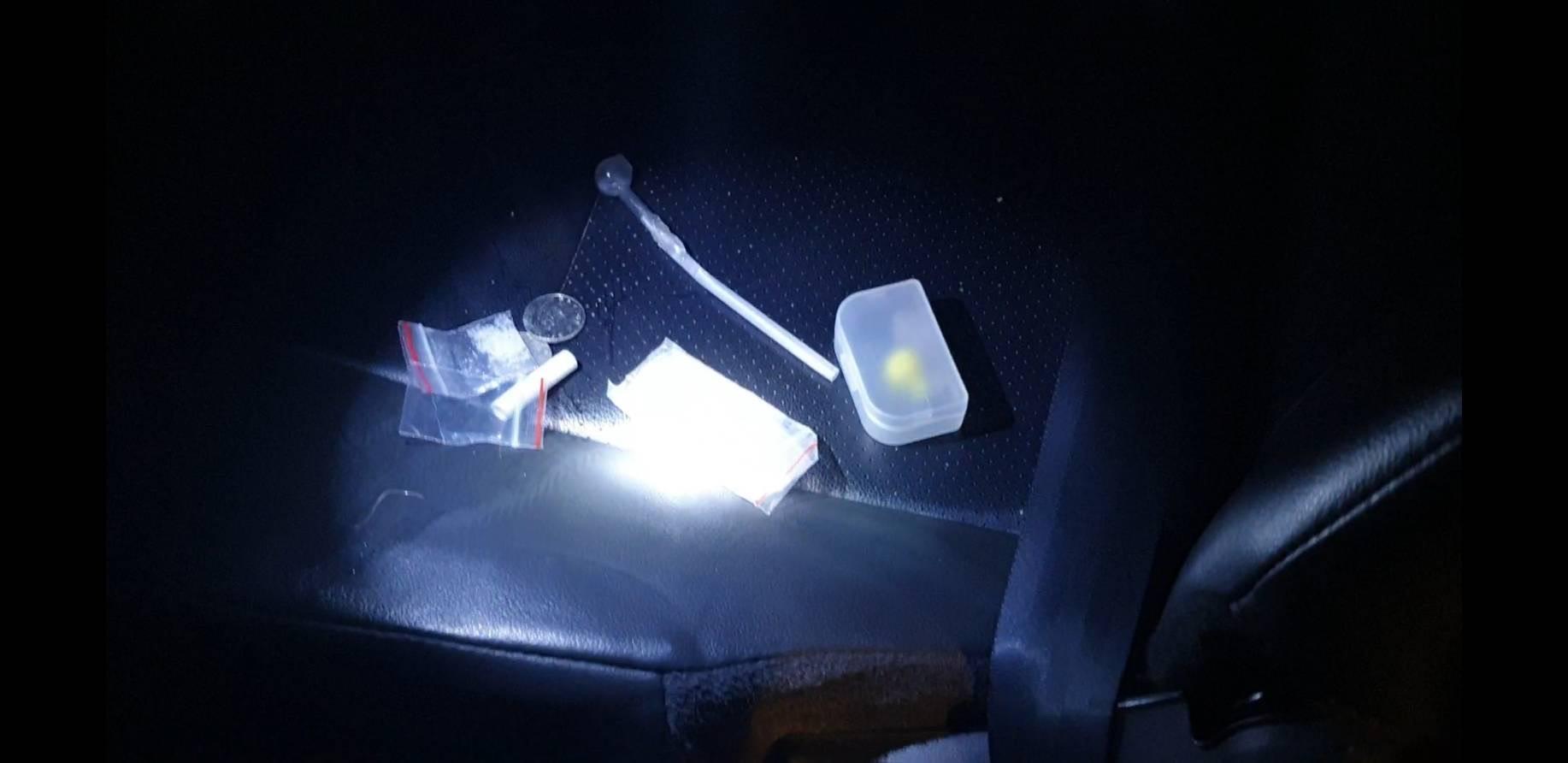 警方在許嫌車內找到毒品。(翻攝畫面)