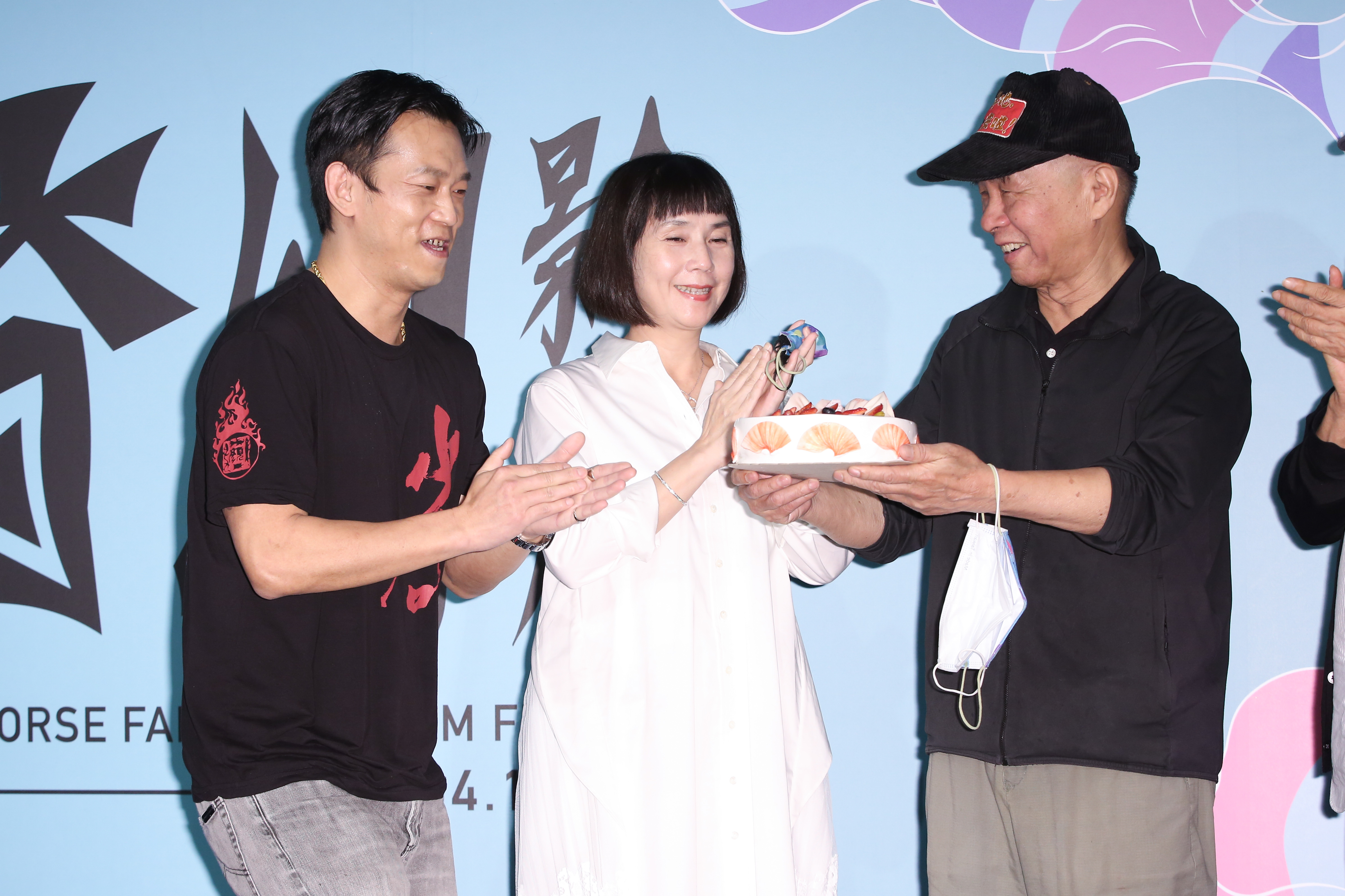 顏正國（左）為侯孝賢（右）送上蛋糕，眾人為他慶祝75歲大壽。