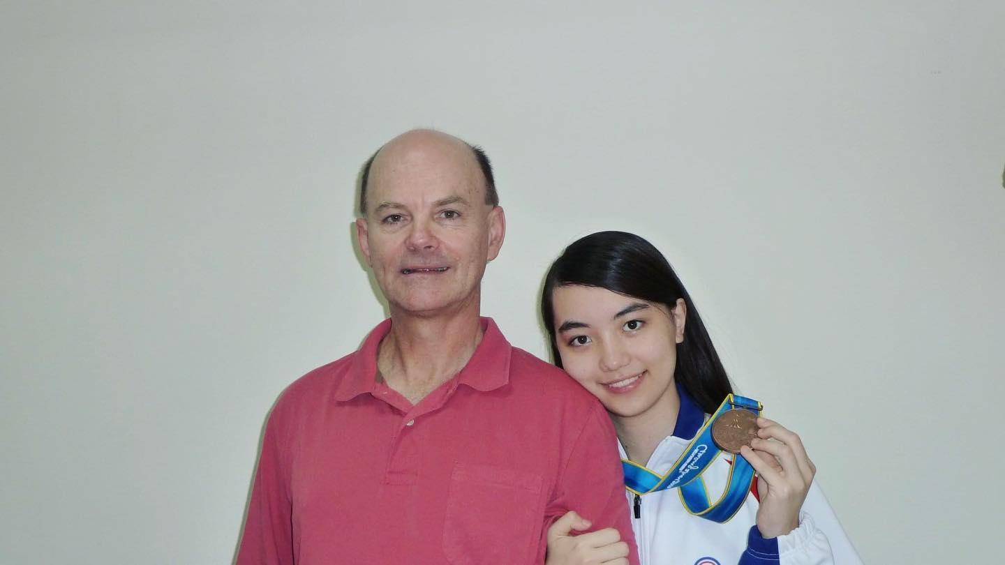 黑嘉嘉(左)常PO與父親(右)的合照,可見父女感情濃厚。(翻攝黑嘉嘉臉書)