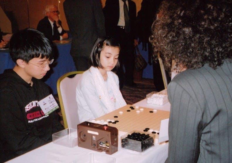 從小就在圍棋世界中四處征戰,加上甜美亮麗的外表,黑嘉嘉被日媒冠上「千年一遇的美女棋士」的封號。(翻攝黑嘉嘉臉書)
