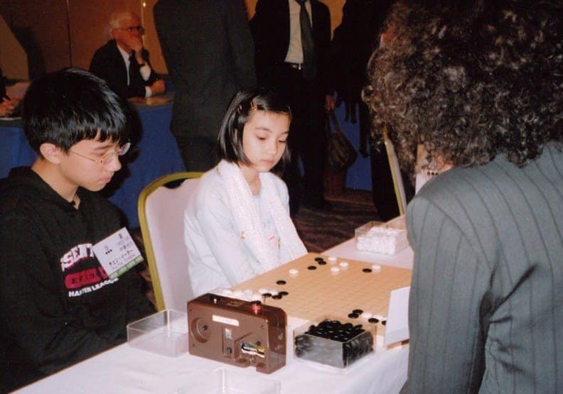 從小就在圍棋世界中四處征戰，加上甜美亮麗的外表，黑嘉嘉被日媒冠上「千年一遇的美女棋士」的封號。（翻攝黑嘉嘉臉書）
