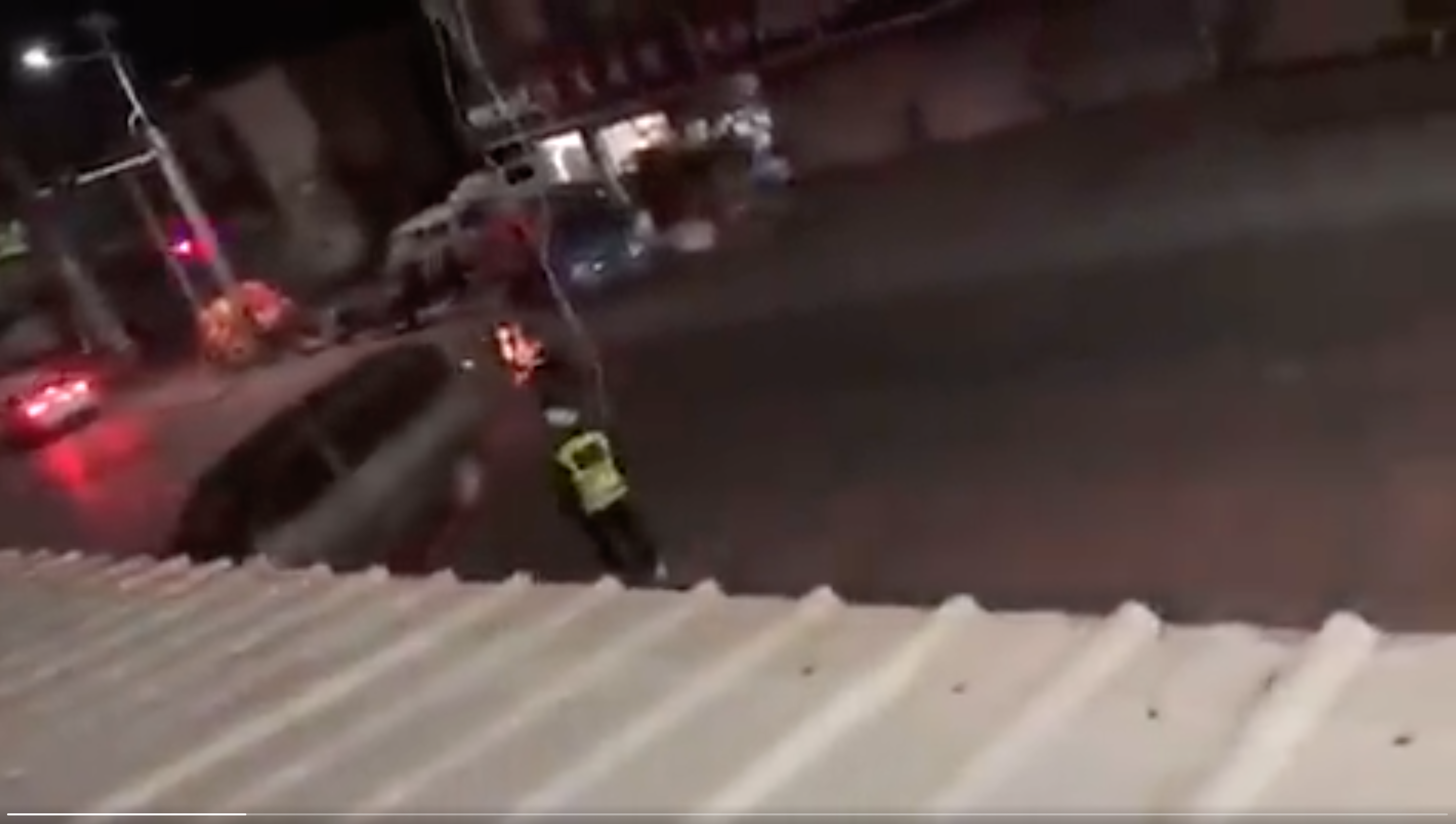 上海有民眾疑似是情緒失控,開著一輛廂型車衝撞員警。(翻攝自twitter)