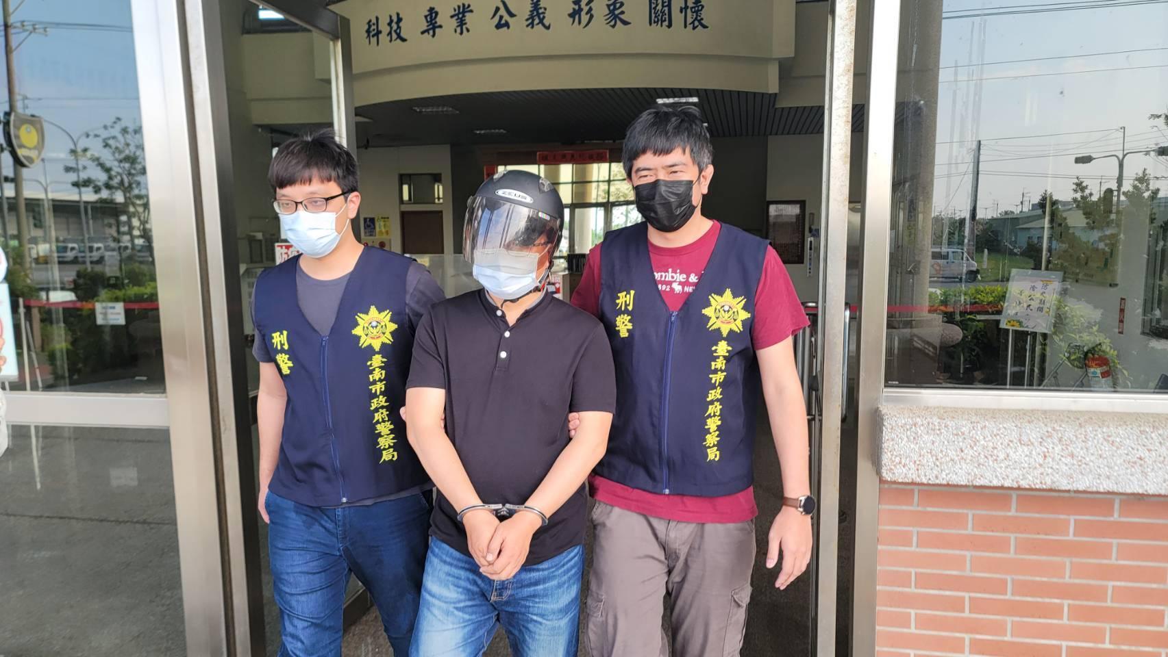 台南狼師張博勝（中）因性侵女童遭判4年多竟逃亡，警方9日今在台中將他逮捕歸案。（翻攝畫面）
