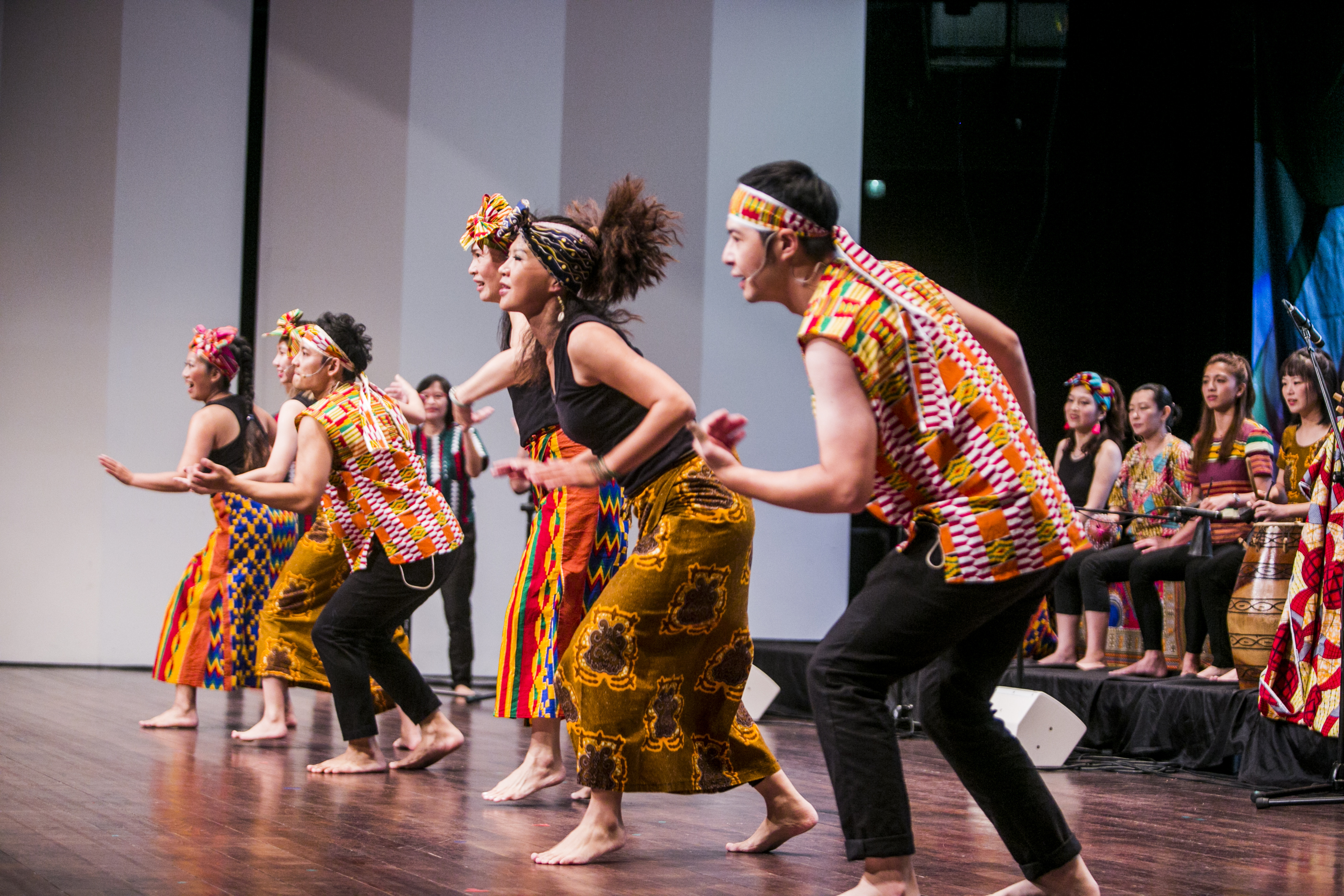 鼓魯擊世界打擊樂團呈現精采的非洲迦納歌舞。（桃園市政府藝文設施管理中心提供）