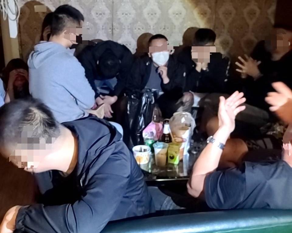高雄警方查獲天九牌賭場，賭客抱頭鼠竄。（翻攝畫面）