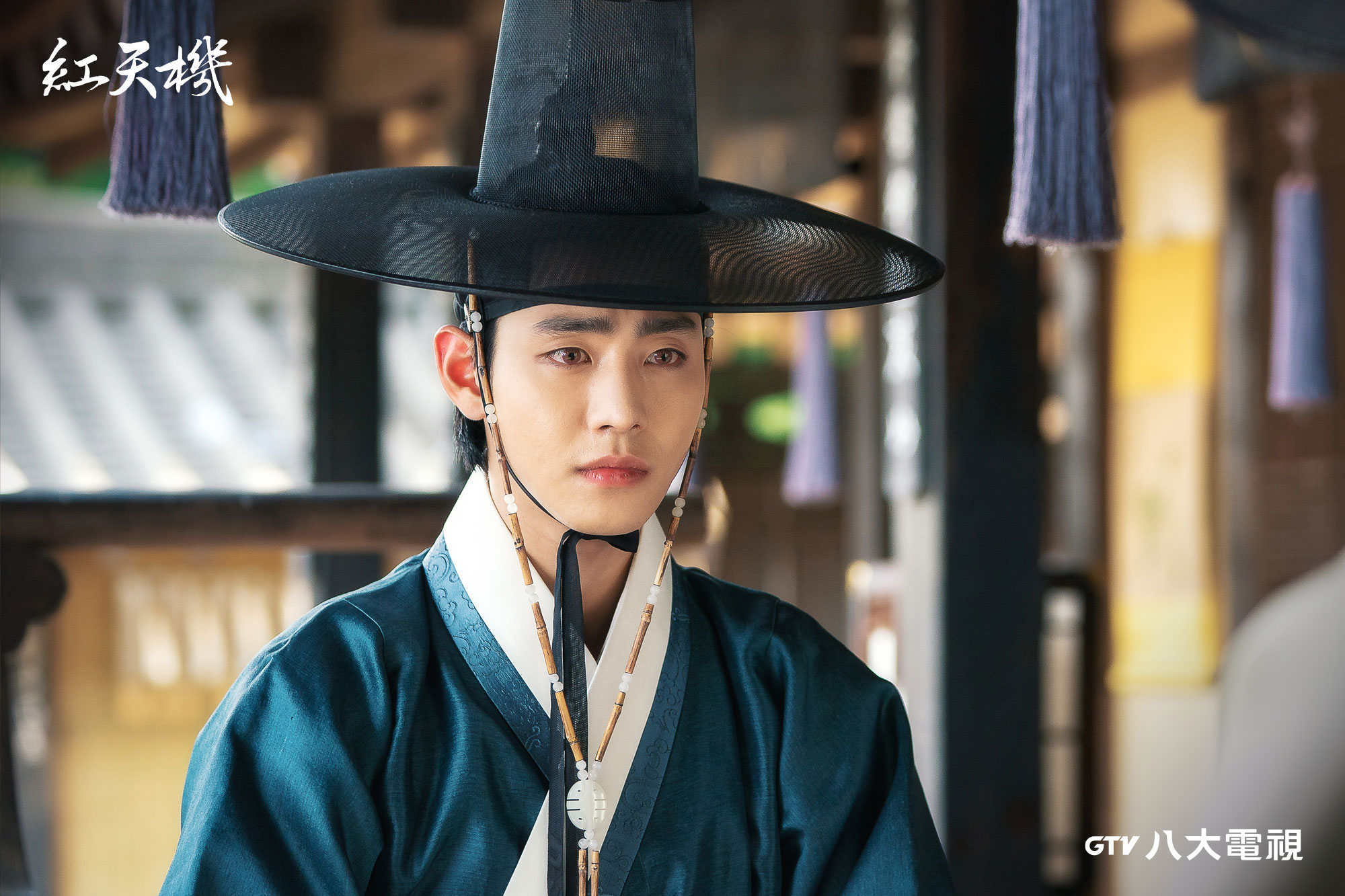 安孝燮在《紅天機》詮釋失明角色，看得見卻要裝作看不到讓他倍受挑戰。（八大提供）