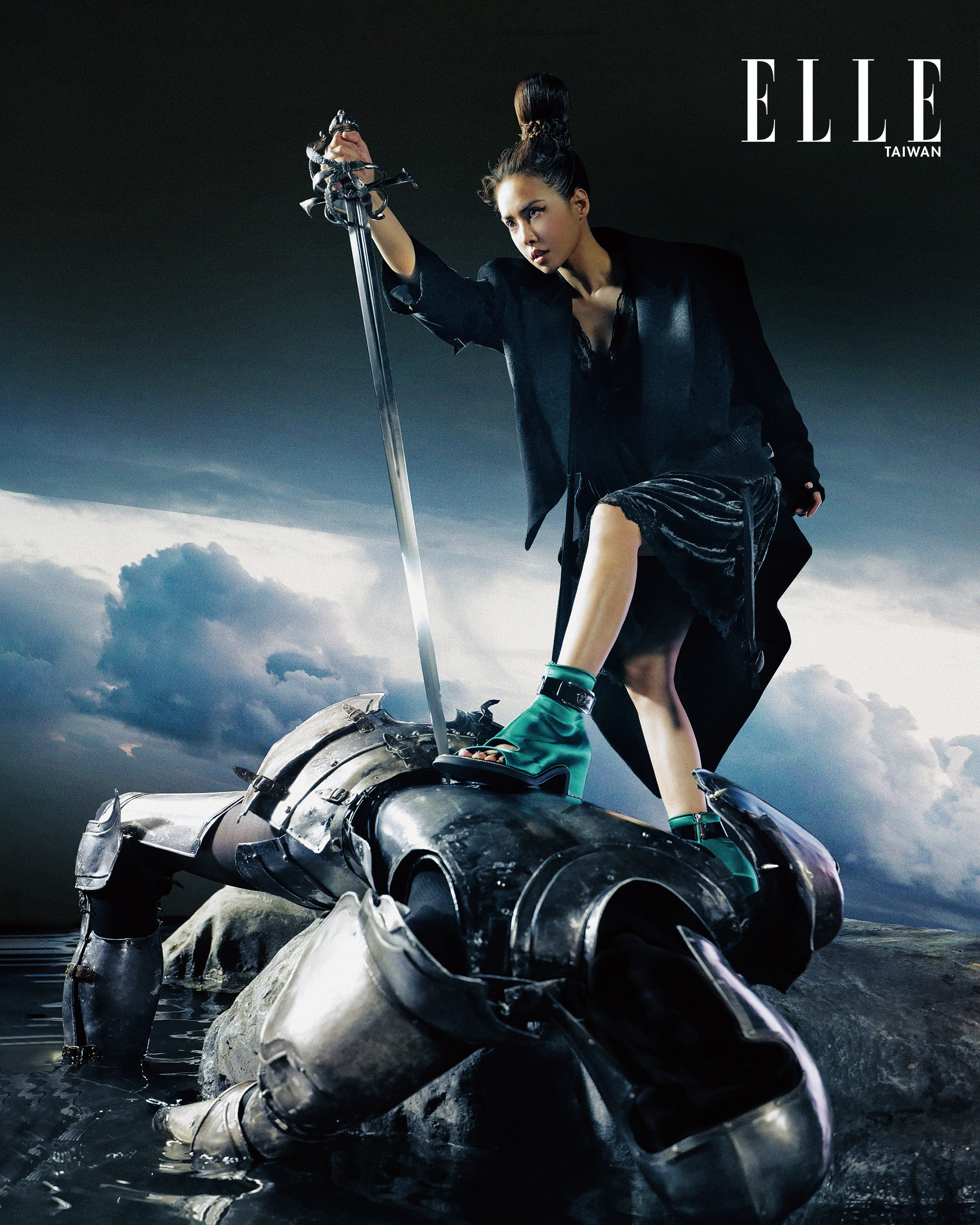 蔡依林身穿Louis Vuitton燕尾服外套、蕾絲洋裝、緞面高跟鞋。(《Elle》國際中文版提供)