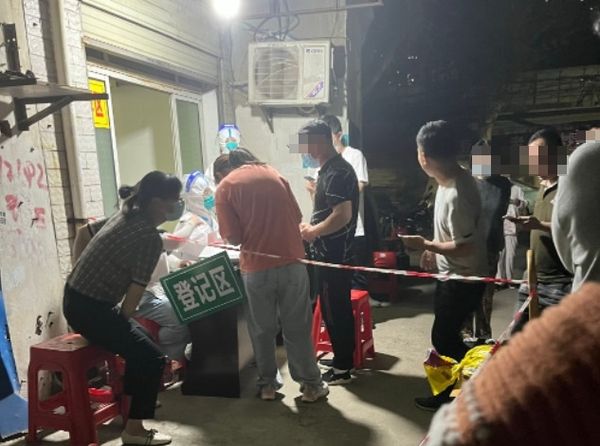 武漢深夜要民眾進行採檢，不少人漏夜排隊。（翻攝自微博）