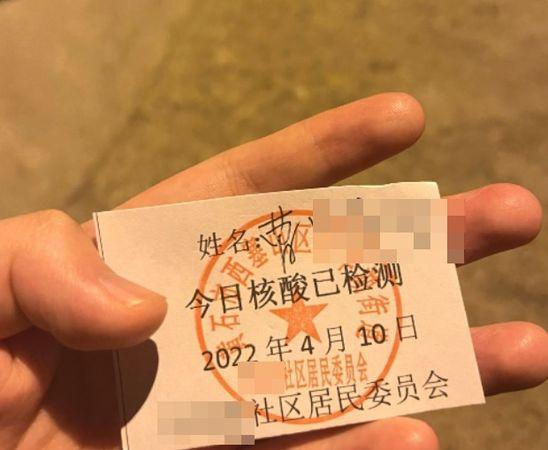 武漢深夜要民眾進行採檢，不少人漏夜排隊。（翻攝自微博）