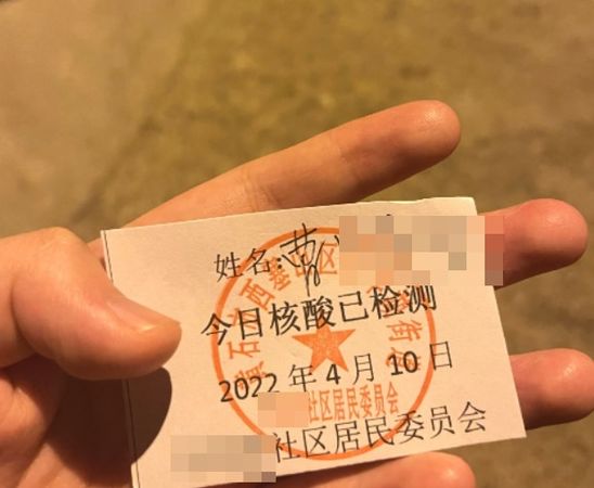 武漢深夜要民眾進行採檢，不少人漏夜排隊。（翻攝自微博）