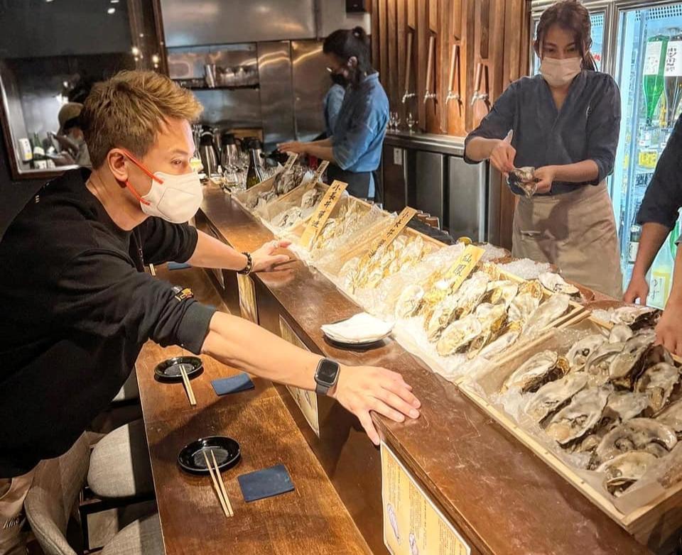 王振復日前現身餐酒館的生蠔活動。（翻攝自王振復臉書）