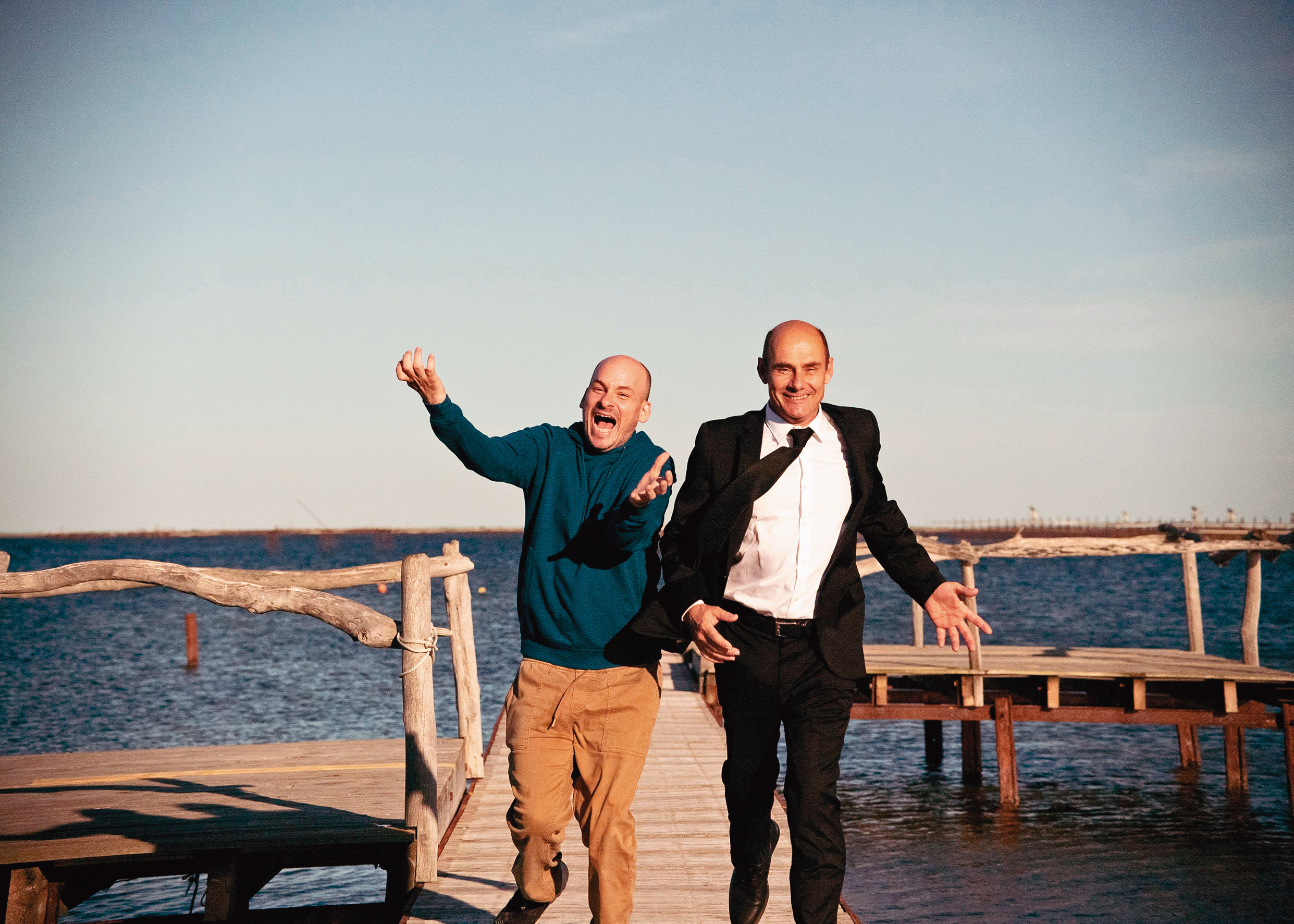 先天腦癱的蔬菜送貨員與禮儀師因一場意外結緣，且在陰錯陽差下展開一段「護送大體」的冒險旅程。（威視提供）