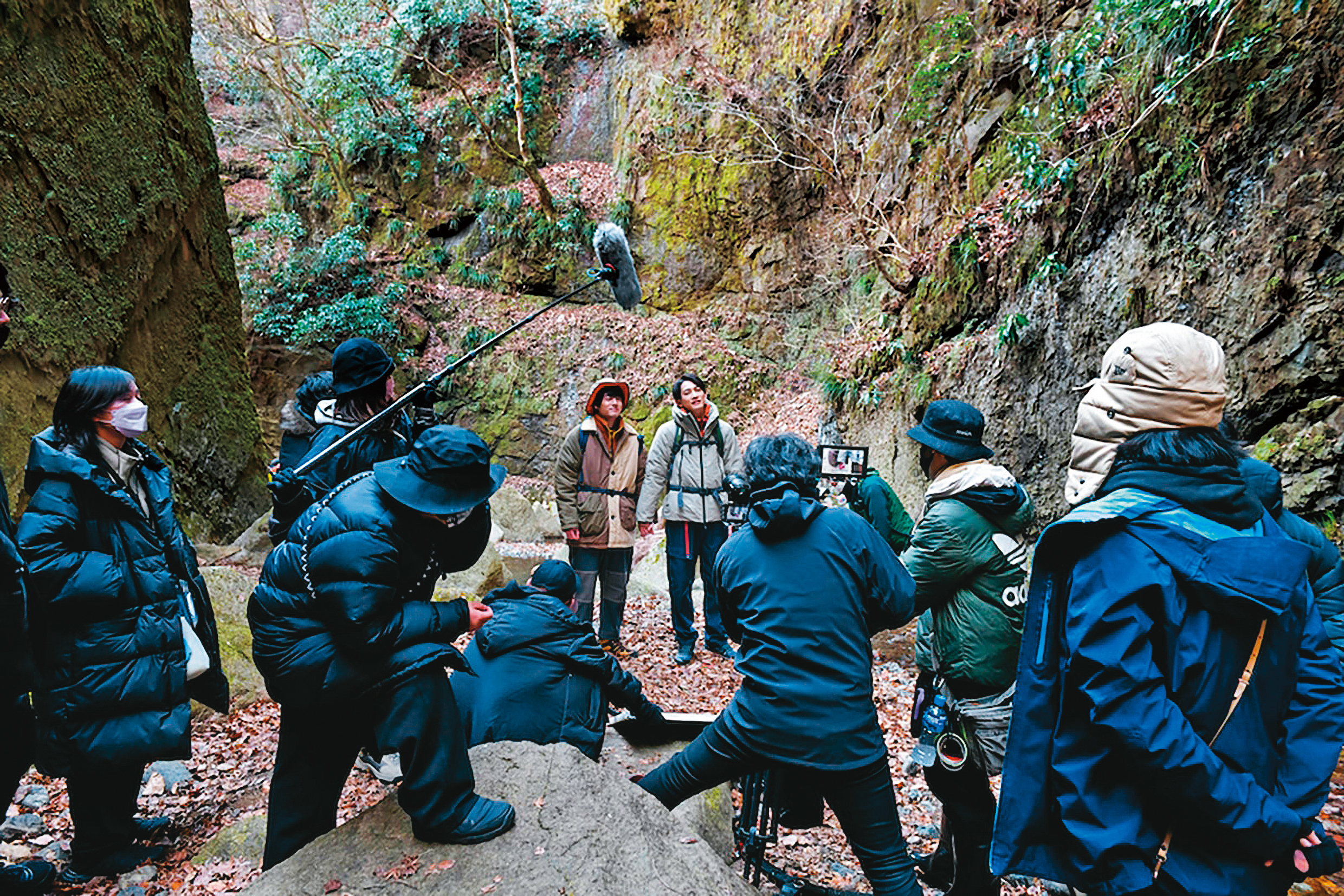 電影版《如果30歲還是處男，似乎就能成為魔法師》以外景拍攝為主。（車庫娛樂提供）