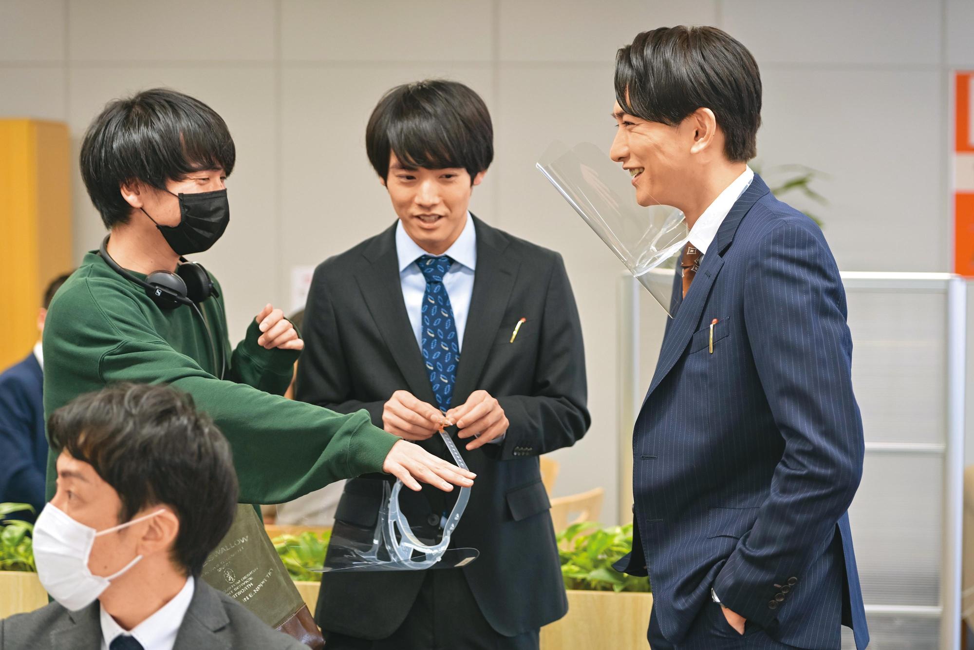 風間太樹(左起)指導電影鼓勵赤楚衛二、町田啓太大膽嘗試不同的即興演出。(車庫娛樂提供)