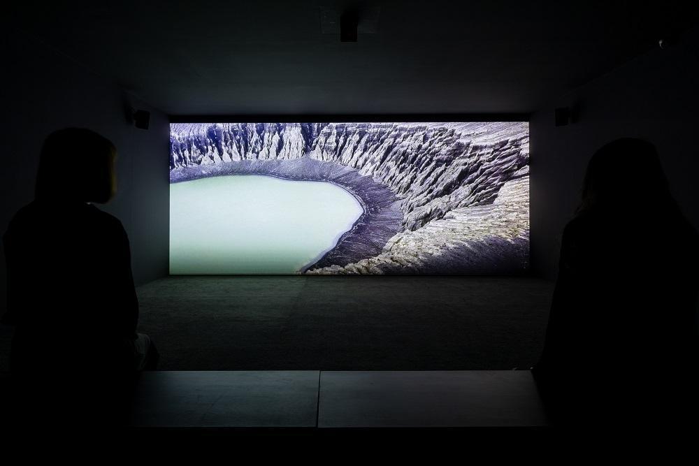 SUPERFLEX以幽默的想像力，通過虛構的人形生物，創作出電影作品《洪加東加島》。（忠泰美術館提供）