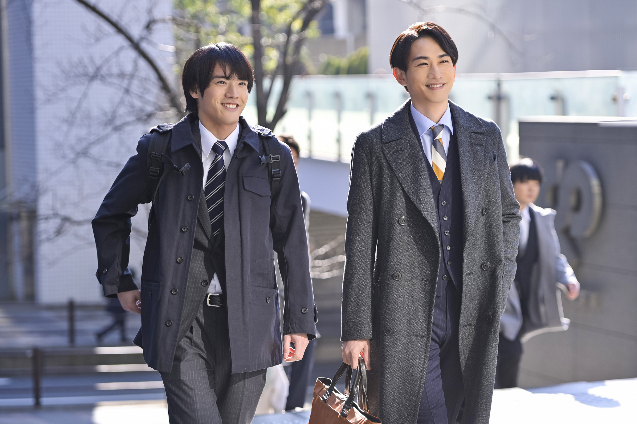 赤楚衛二（左）與町田啓太為《電影版 如果30歲還是處男，似乎就能成為魔法師》再次合體，兩人的戀情發展備受觀眾矚目。（車庫娛樂提供）ⒸYuu Toyota/SQUARE ENIX, “CHERRY MAGIC! THIRTY YEARS OF VIRGINITY CAN MAKE YOU A WIZARD?!  THE MOVIE” Film Partners