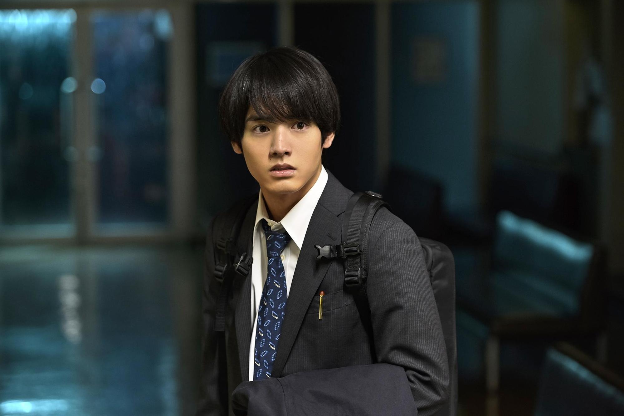 《電影版 如果30歲還是處男,似乎就能成為魔法師》赤楚衛二被調至長崎縣工作,面臨遠距戀愛挑戰。(車庫娛樂提供)ⒸYuu Toyota/SQUARE ENIX, “CHERRY MAGIC! THIRTY YEARS OF VIRGINITY CAN MAKE YOU A WIZARD?! THE MOVIE” Film Partners