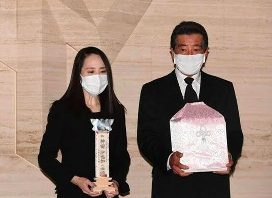 松田聖子(左)和前夫神田正輝將女兒沙也加帶回東京。(網路圖片)