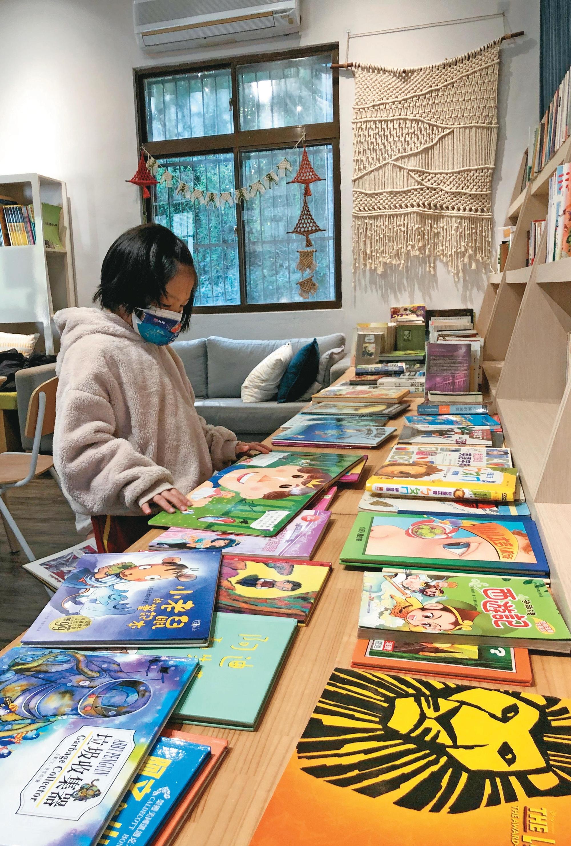 書籍都可自由取閱，也歡迎來閱過山丘辦讀書會、手作課、說故事等活動，彼此交流成長。