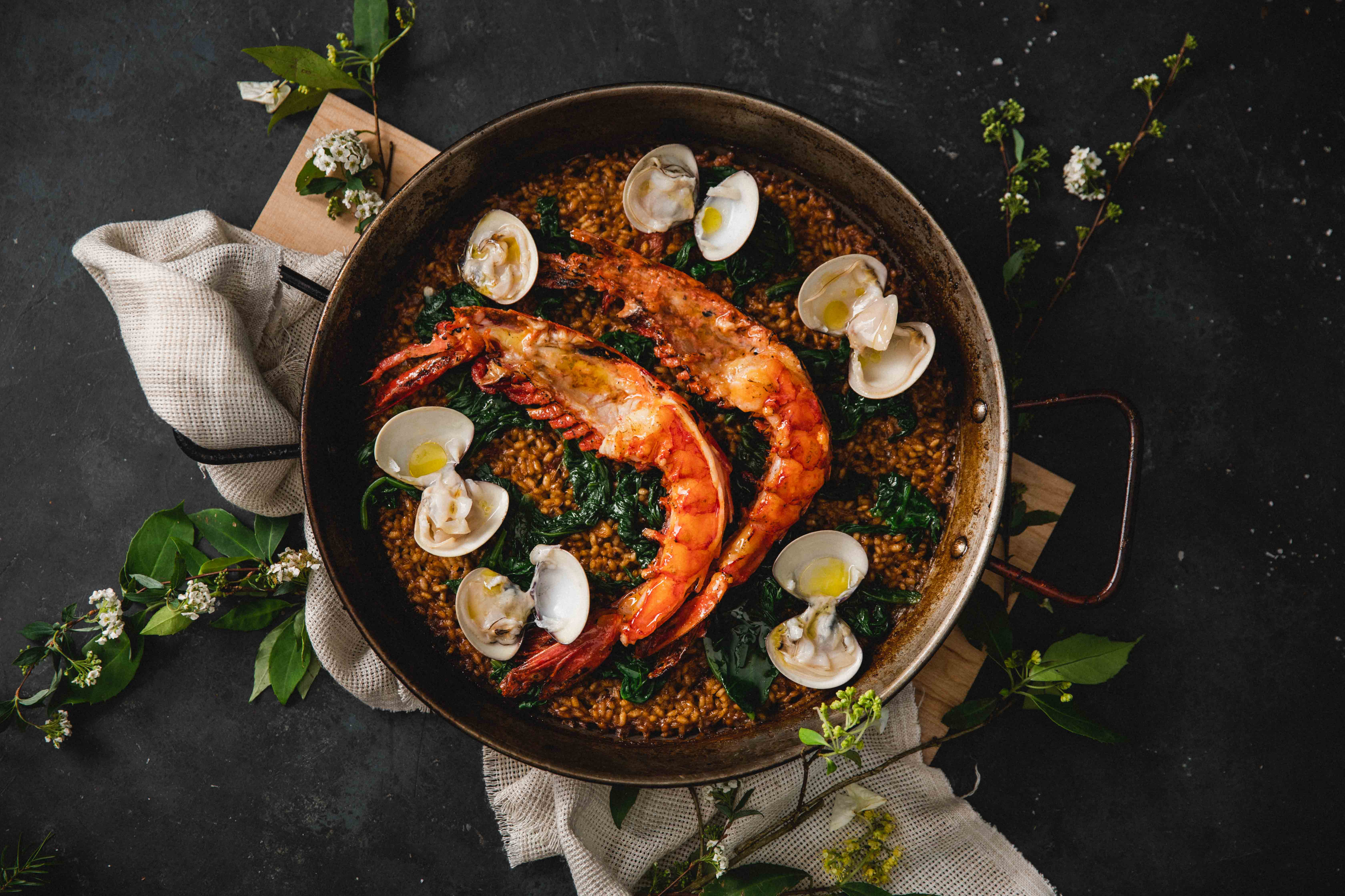 品嘗「西班牙霸王紅蝦烤飯」前，會噴上西班牙紅椒水，讓嗅覺先行，撩起食欲。（3,800元／份）（SEA to SKY提供）