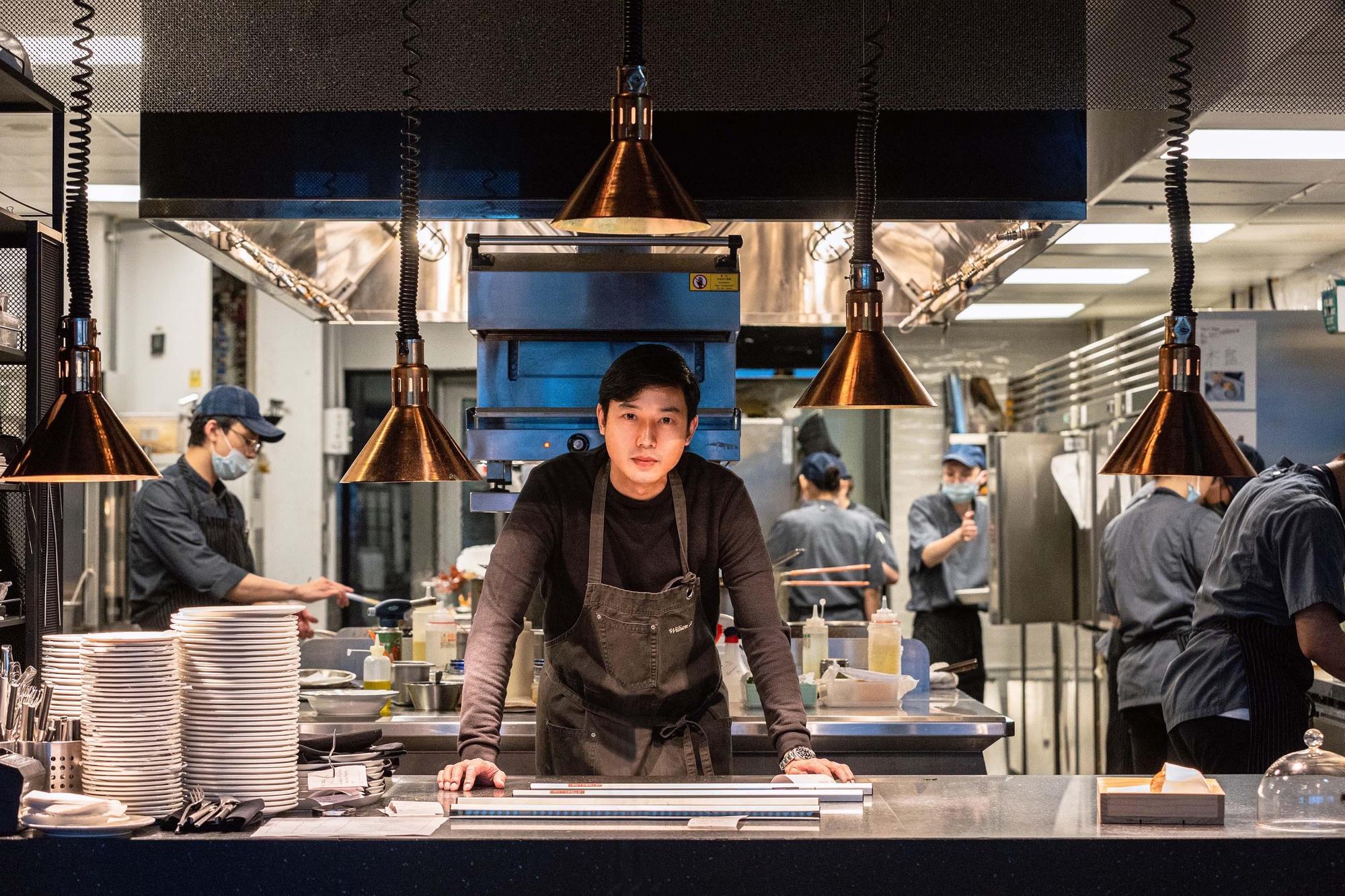 「SEA to SKY- Seafood & Bar」行政主廚羅偉洲,只花2個月將新菜色定調完成,效率明快。(SEA to SKY提供)