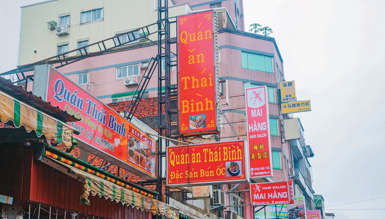 桃園車站附近的延平路上擁有泰國、越南、印尼等商家，異國文字招牌令人恍若走進東南亞一條街。