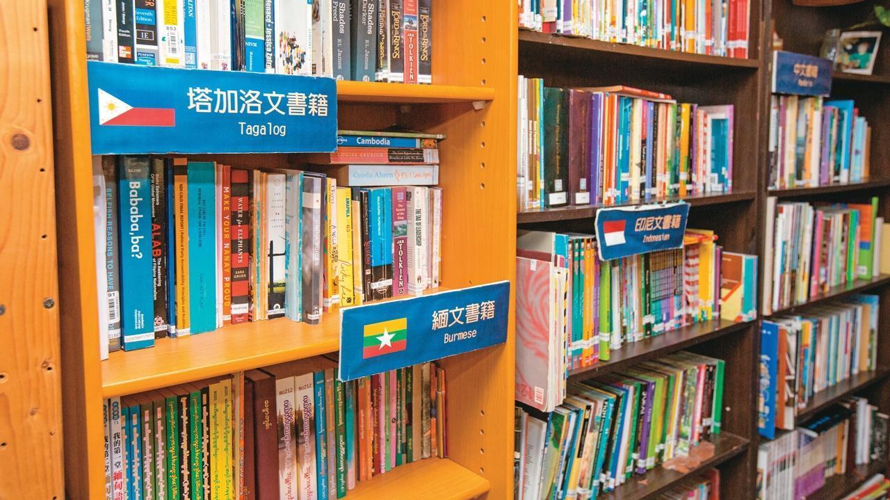 望見書間豐富的東南亞圖書，免費提供移工與新住民圖書交換服務。