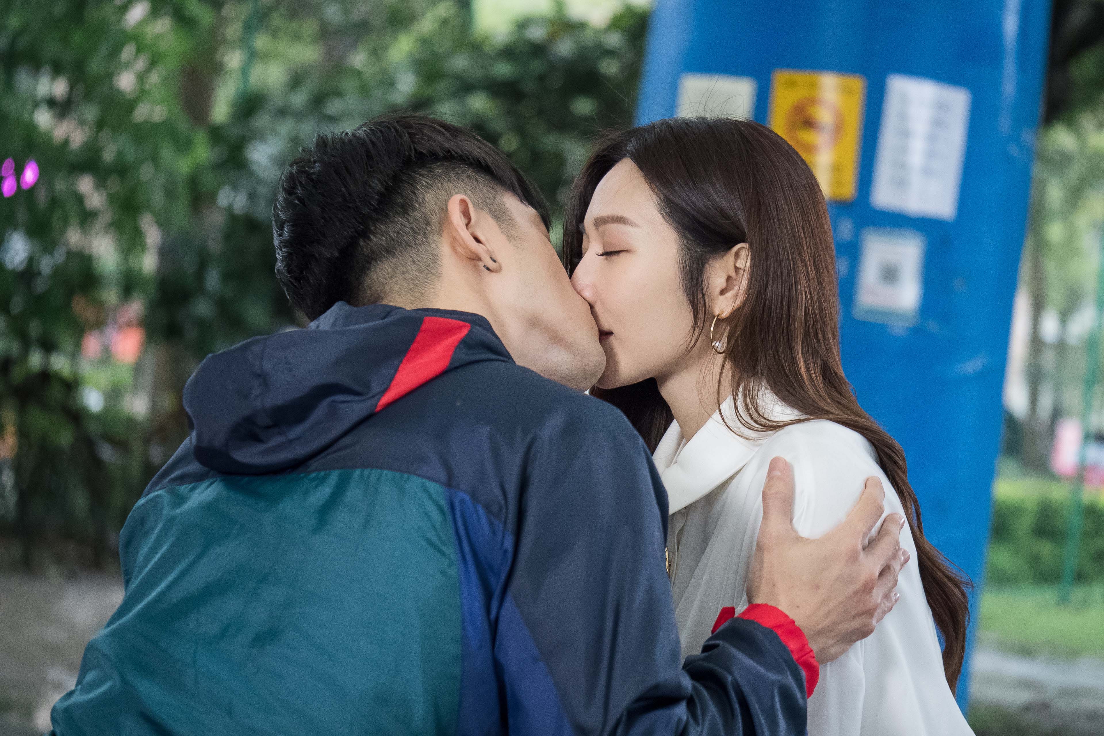 兩人在籃球場上激吻狂冒粉紅泡泡，閃瞎觀眾。（TVBS提供）