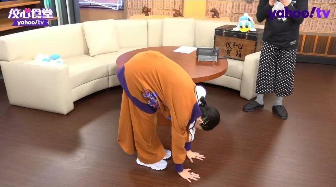 徐若瑄一週運動六次，一彎腰就能雙手貼地圖。（YahooTV提供）
