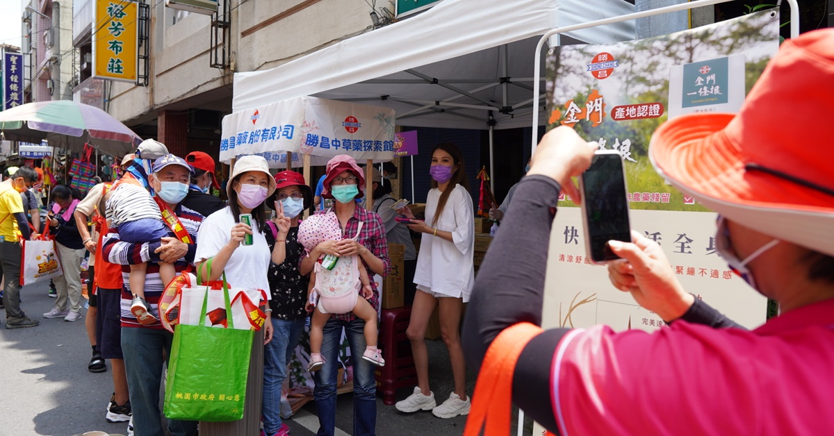 勝昌製藥首次參加大甲媽祖遶境活動，與民眾結緣共享漢方保健。(照片提供單位：勝昌製藥廠)