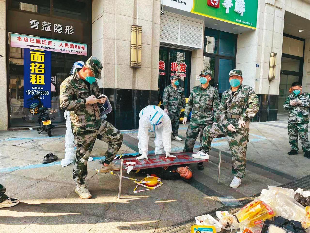 上海清零大戰，鬧得全民遭殃，不僅強制帶走幼童、虐殺可能染疫家犬、急症病患得不到治療，還造成糧食供應不周、食物價格飛漲，值得台灣深思。圖為解放軍在上海街頭將染疫拾荒老人踩在腳下控制行動。（翻攝推特）