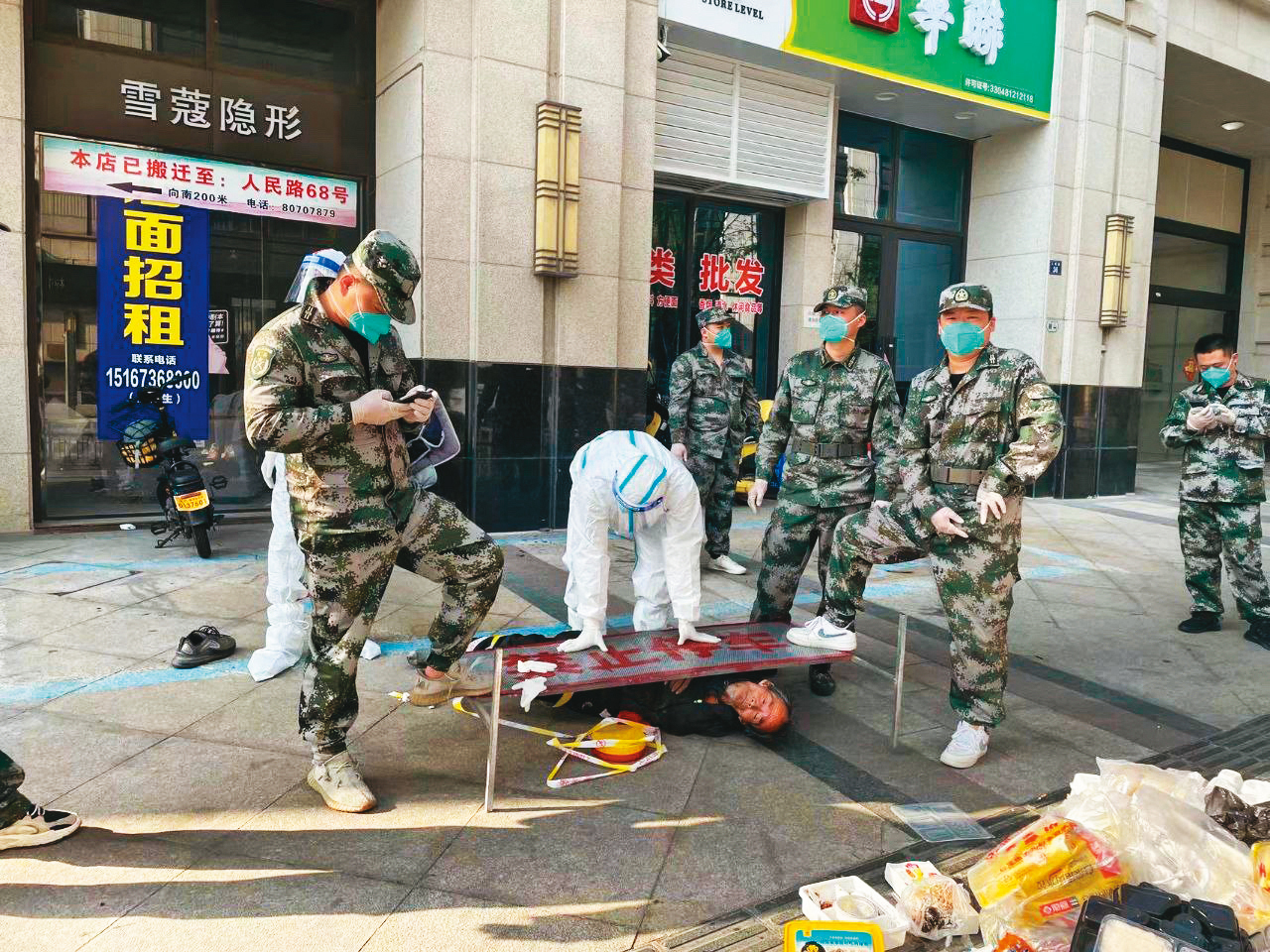 上海清零大戰，鬧得全民遭殃，不僅強制帶走幼童、虐殺可能染疫家犬、急症病患得不到治療，還造成糧食供應不周、食物價格飛漲，值得台灣深思。圖為解放軍在上海街頭將染疫拾荒老人踩在腳下控制行動。（翻攝推特）