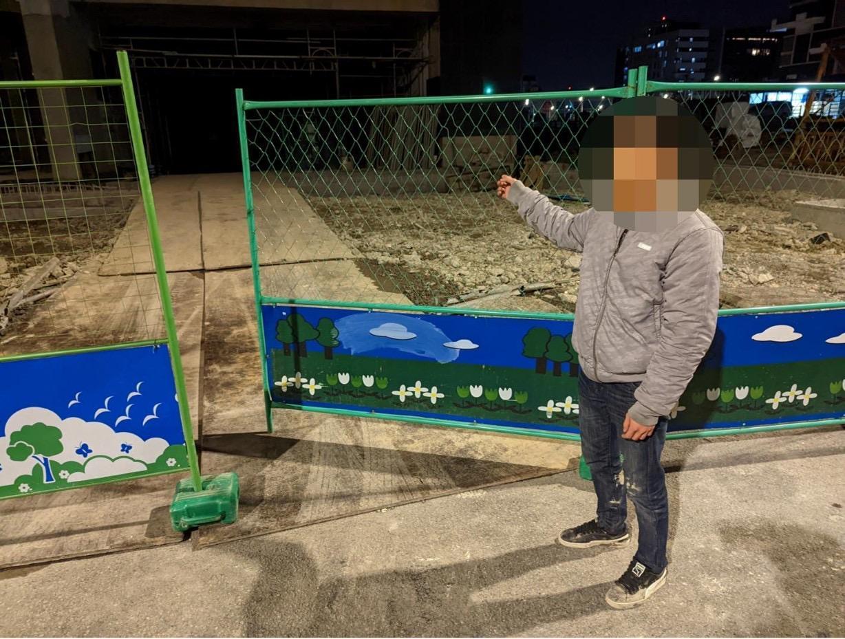 何男帶警方至下手行竊的工地指認。（翻攝畫面）