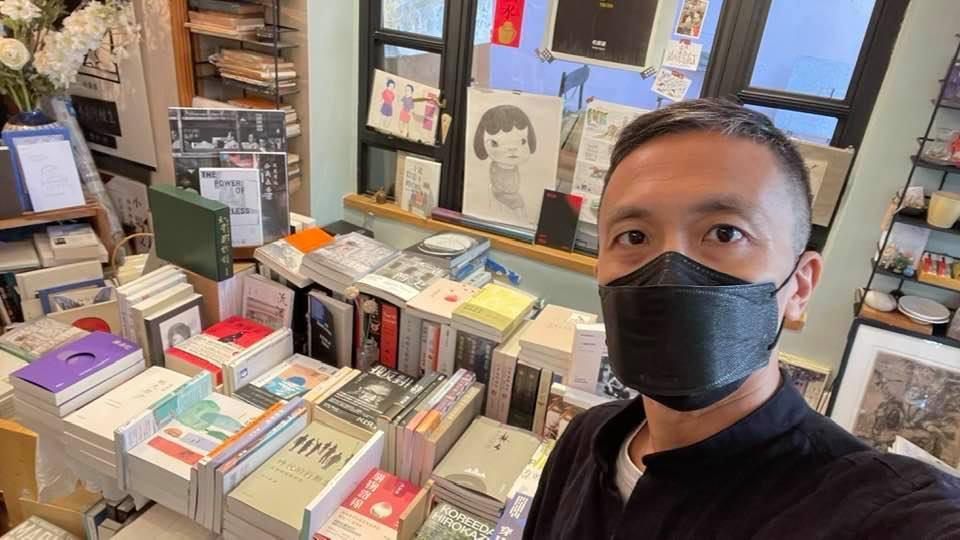 港警以「串謀發布煽動刊物」罪名逮捕資深媒體人區家麟，疑與曾在《立場新聞》發布數篇評論有關。（翻攝區家麟臉書）