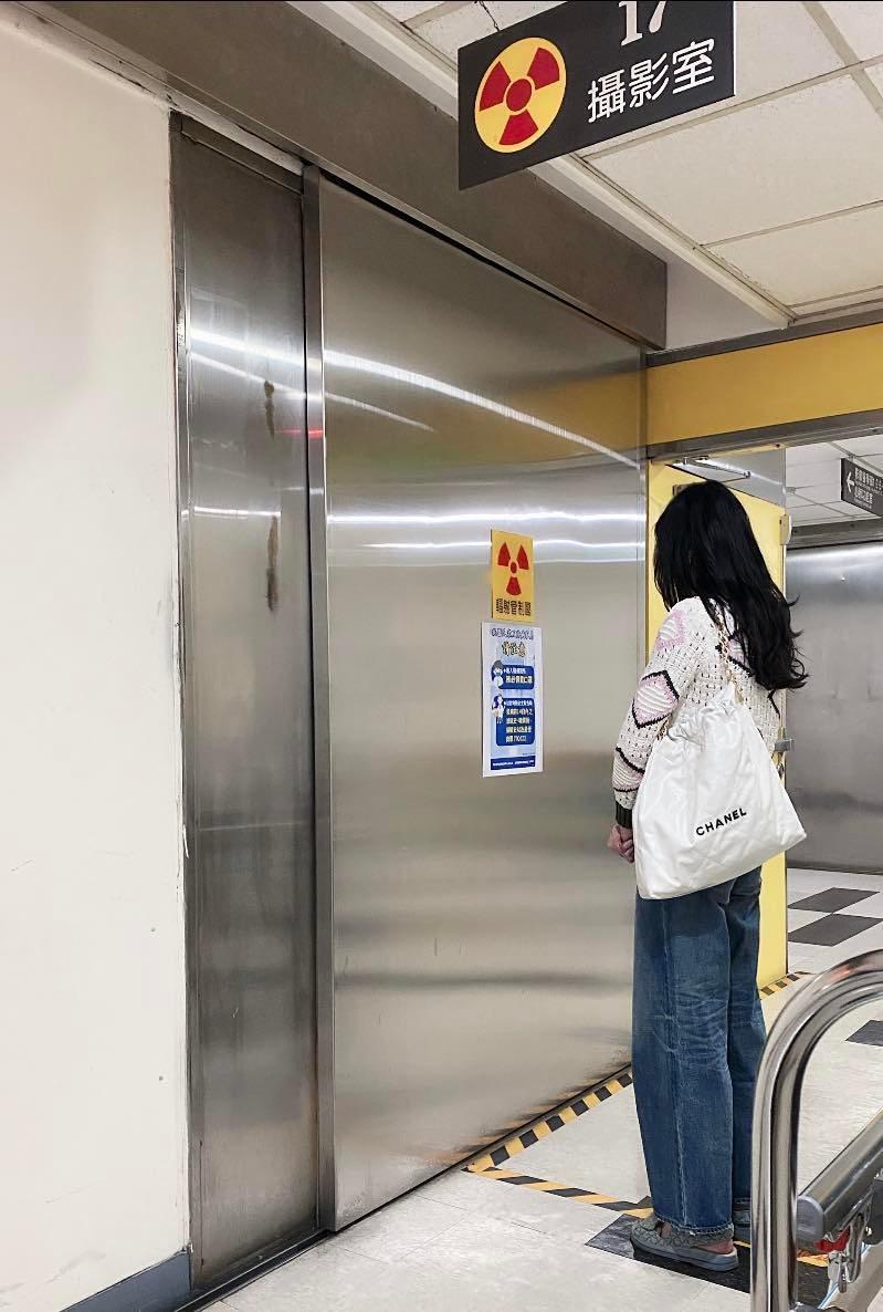 何如芸在社交網站透露媽媽入院消息，照片中的她顯得焦慮與落寞！（何如芸臉書）