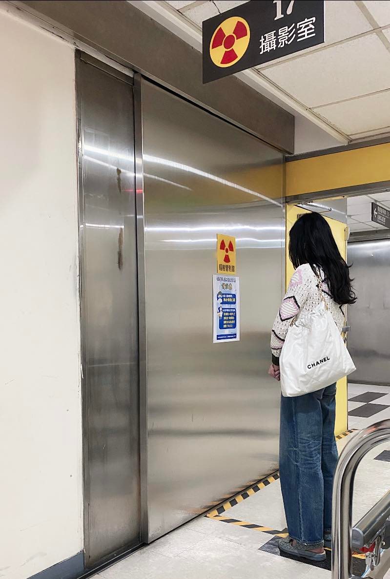 何如芸在社交網站透露媽媽入院消息，照片中的她顯得焦慮與落寞！（何如芸臉書）