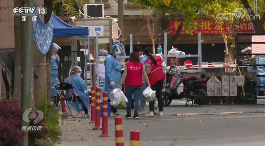 上海疫情疫情嚴峻,不少地區基層的居委會承受不住壓力選擇辭職。圖為上海防疫現況。(翻攝自央視)