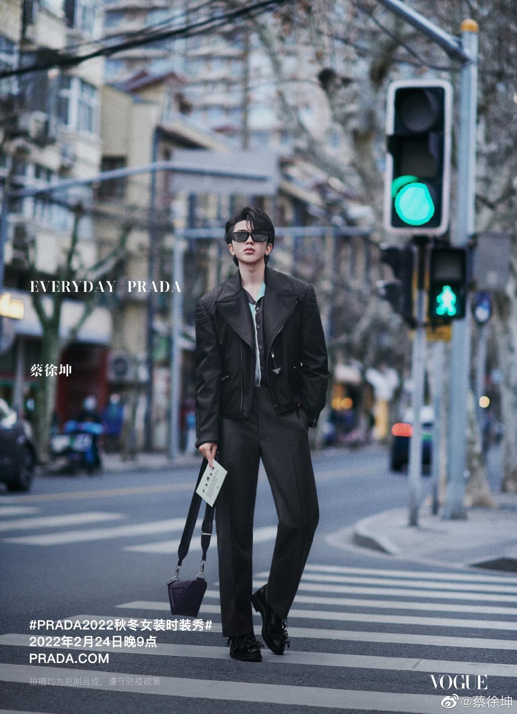 蔡徐坤的高人氣吸引許多品牌代言，他是PRADA的代言人。（翻攝蔡徐坤微博）