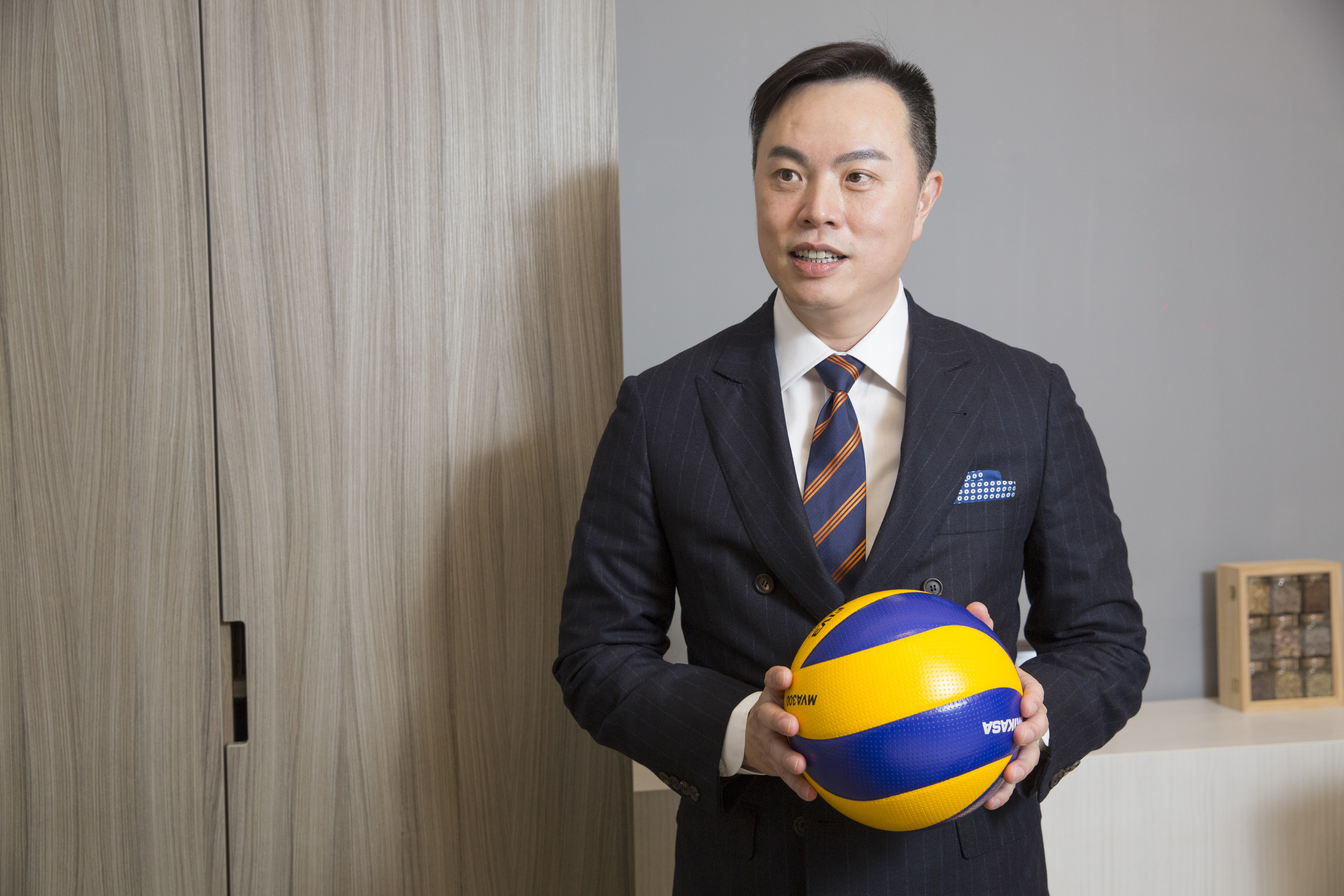 許欽堯的辦公室放了一顆排球，他的太太是前中華女排國手，在公司內組織Orange排球隊，是比賽常勝軍。