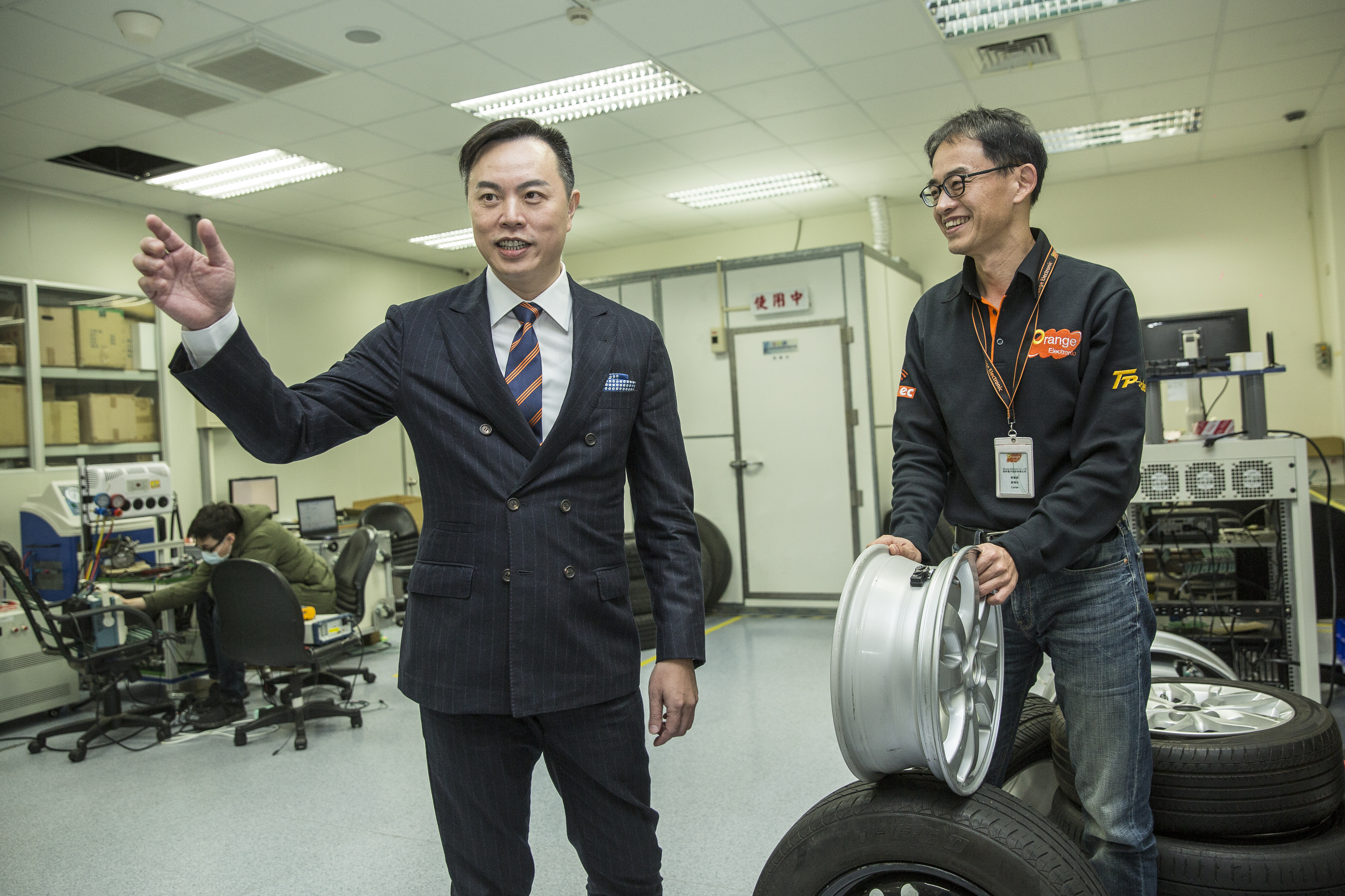許欽堯（左）每天上健身房重訓，他的合夥人、橙的電子副總游鴻志（右）則是馬拉松好手。