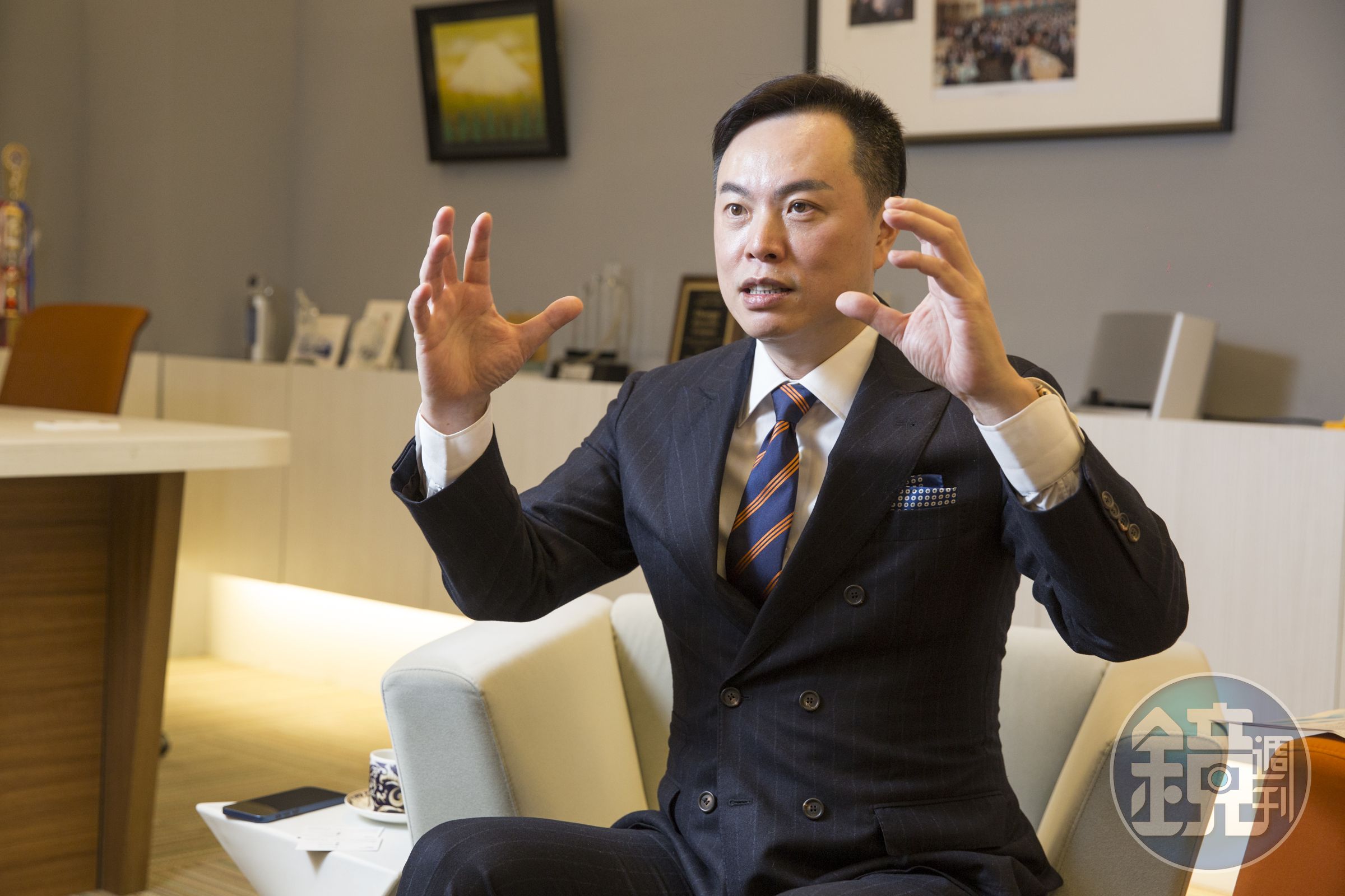 許欽堯在歐洲聘僱當地人跑業務，並效法美國職棒大聯盟的合約制度，留著好人才。