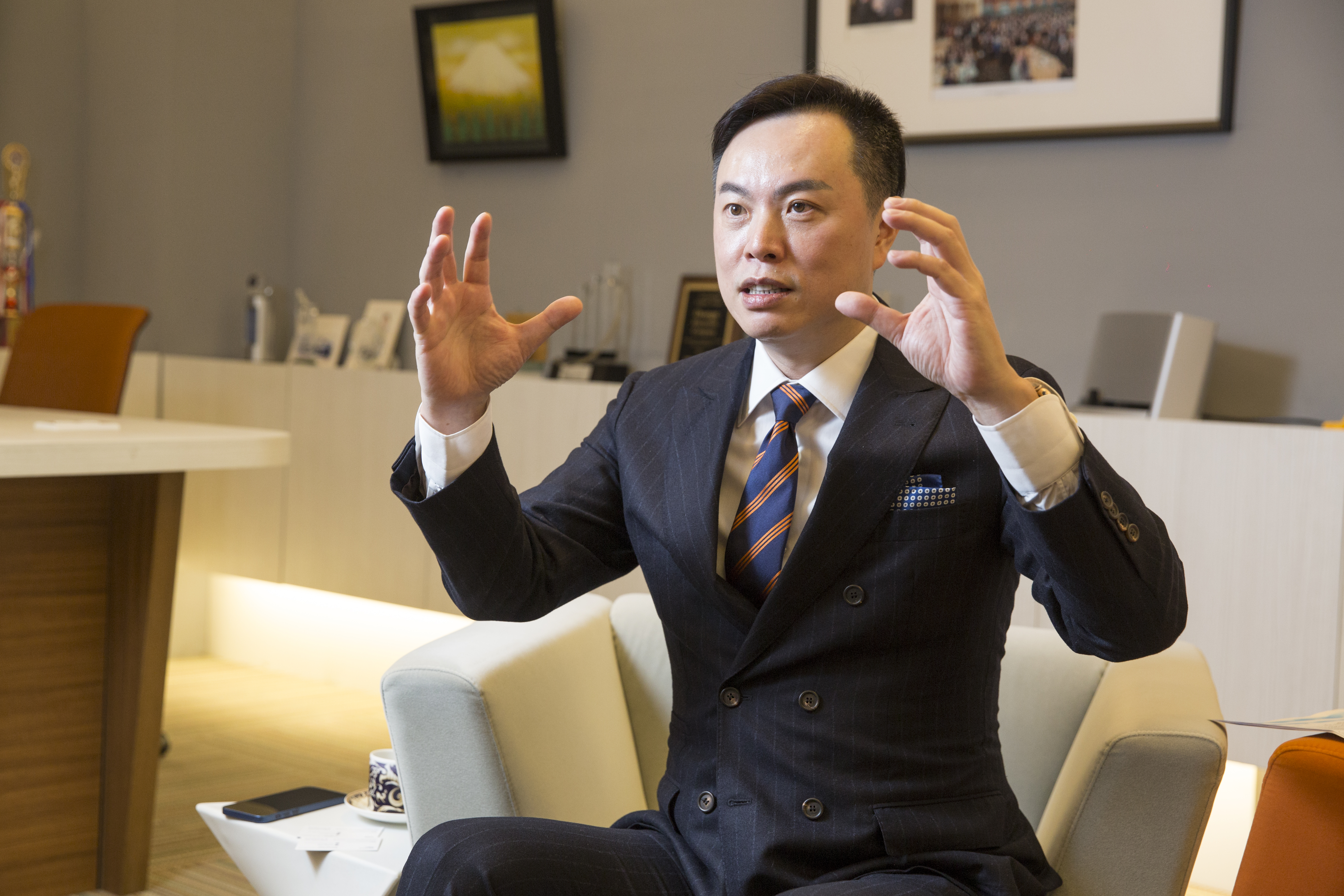 許欽堯在歐洲聘僱當地人跑業務，並效法美國職棒大聯盟的合約制度，留著好人才。