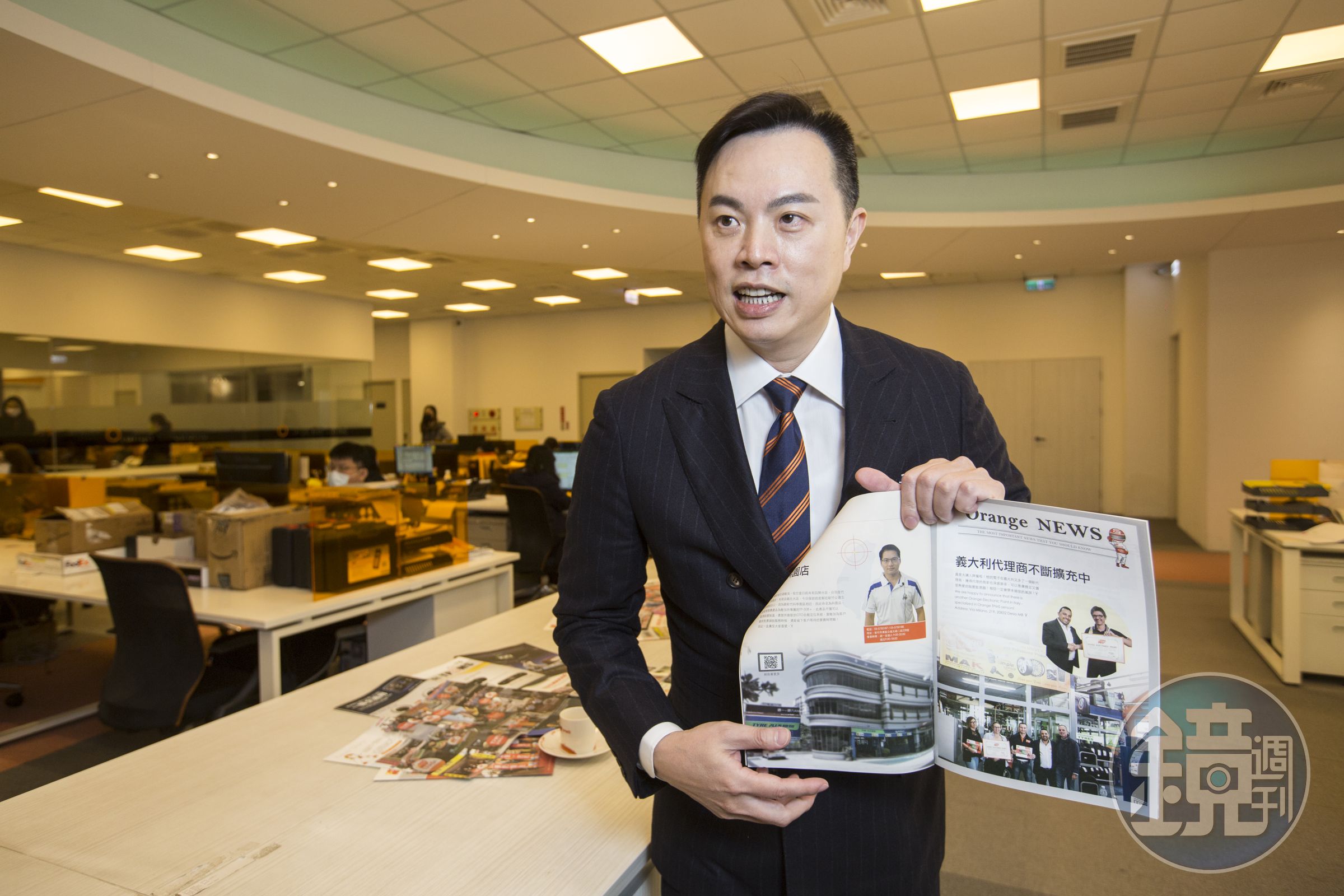 打開一頁「每月之星」的欄目，許欽堯讓員工去採訪輪胎店老闆，請輪胎但老闆講述經營理念、分享小故事。