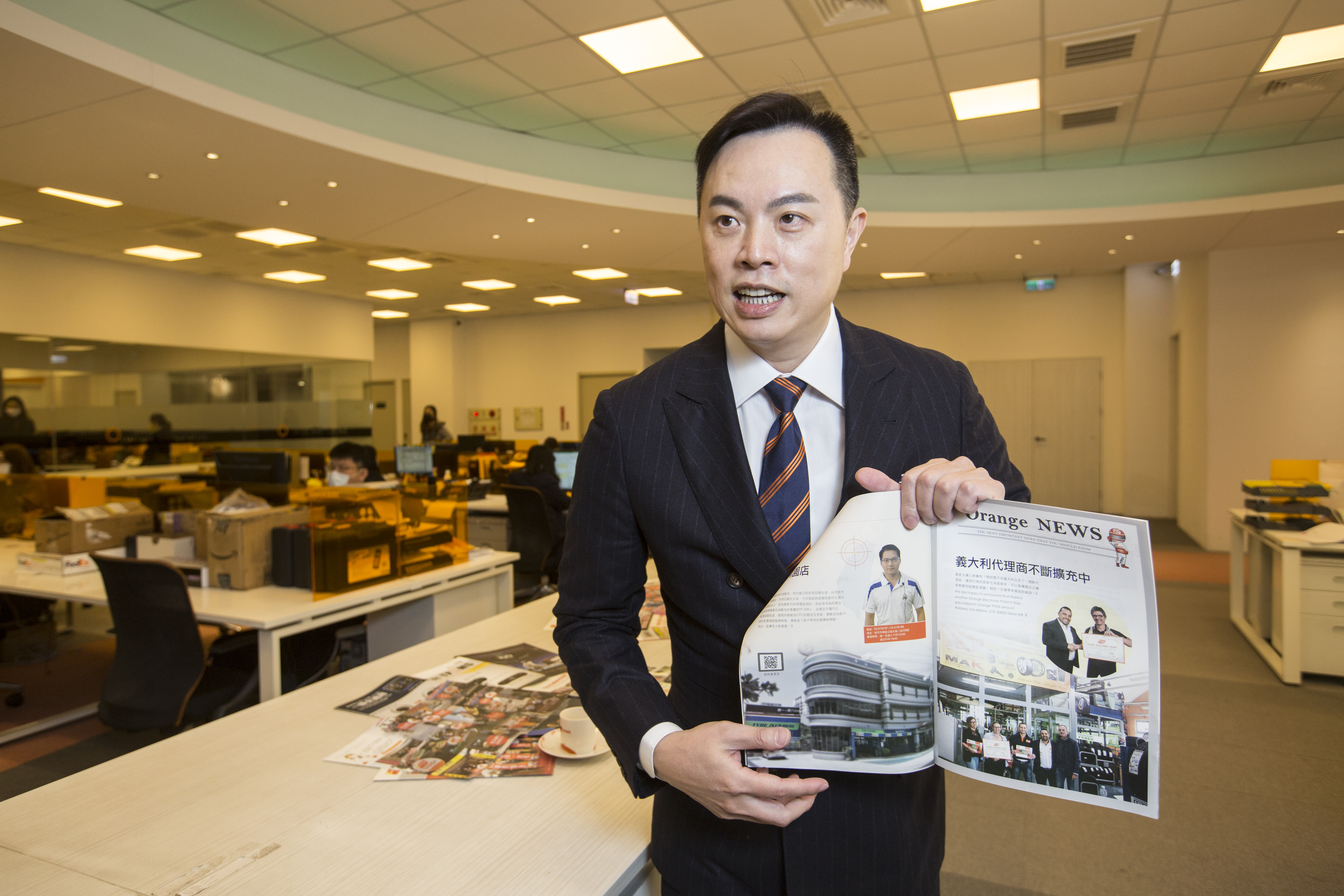 打開一頁「每月之星」的欄目，許欽堯讓員工去採訪輪胎店老闆，請輪胎但老闆講述經營理念、分享小故事。