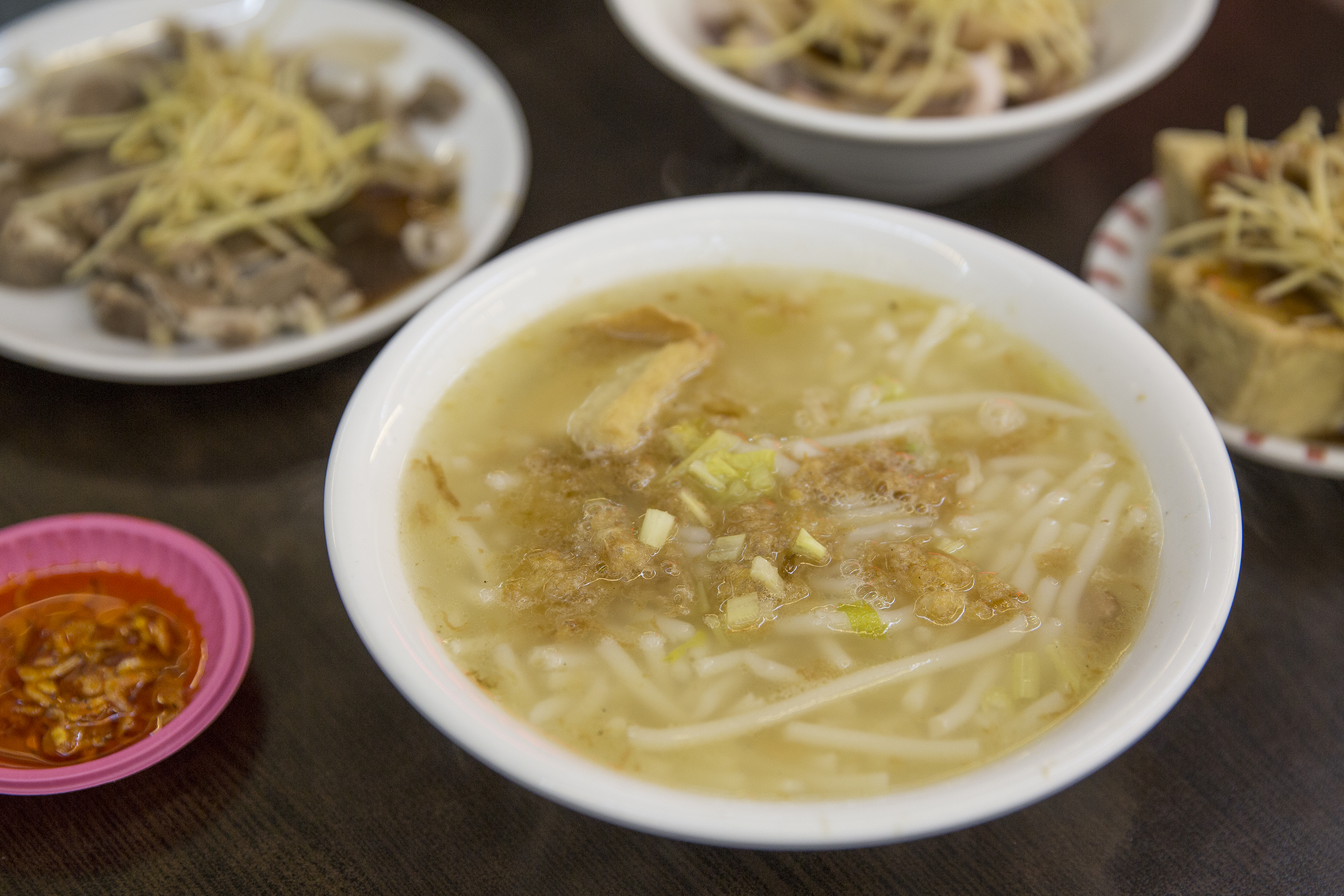 許欽堯推薦的大坑米粉湯，主打粗米粉，湯頭喝來鮮甜、清爽不膩。（45元／碗）
