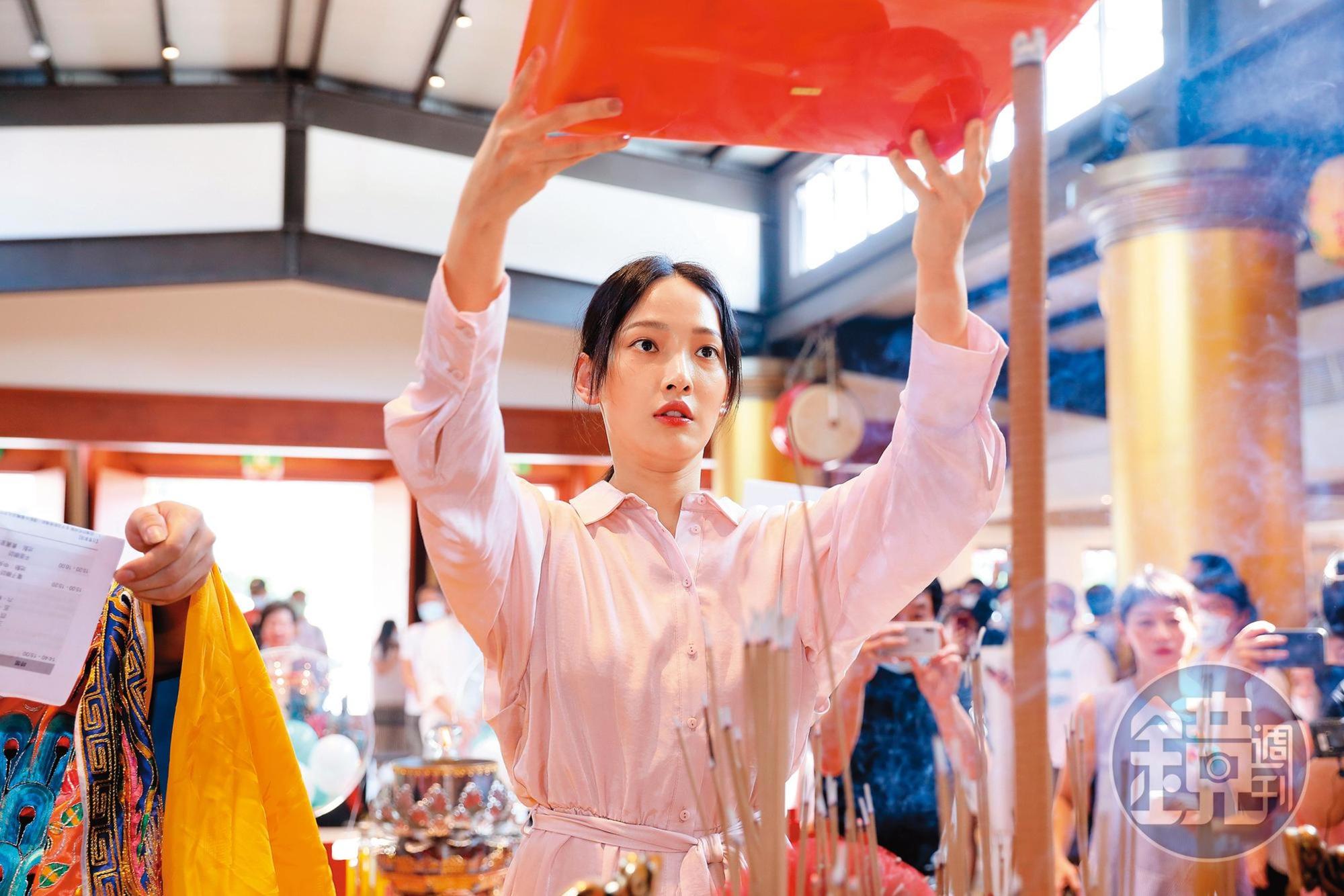 憑電影《可不可以，你也剛好喜歡我》一炮而紅，林映唯跑電影宣傳時還赴天后宮拜月老。
