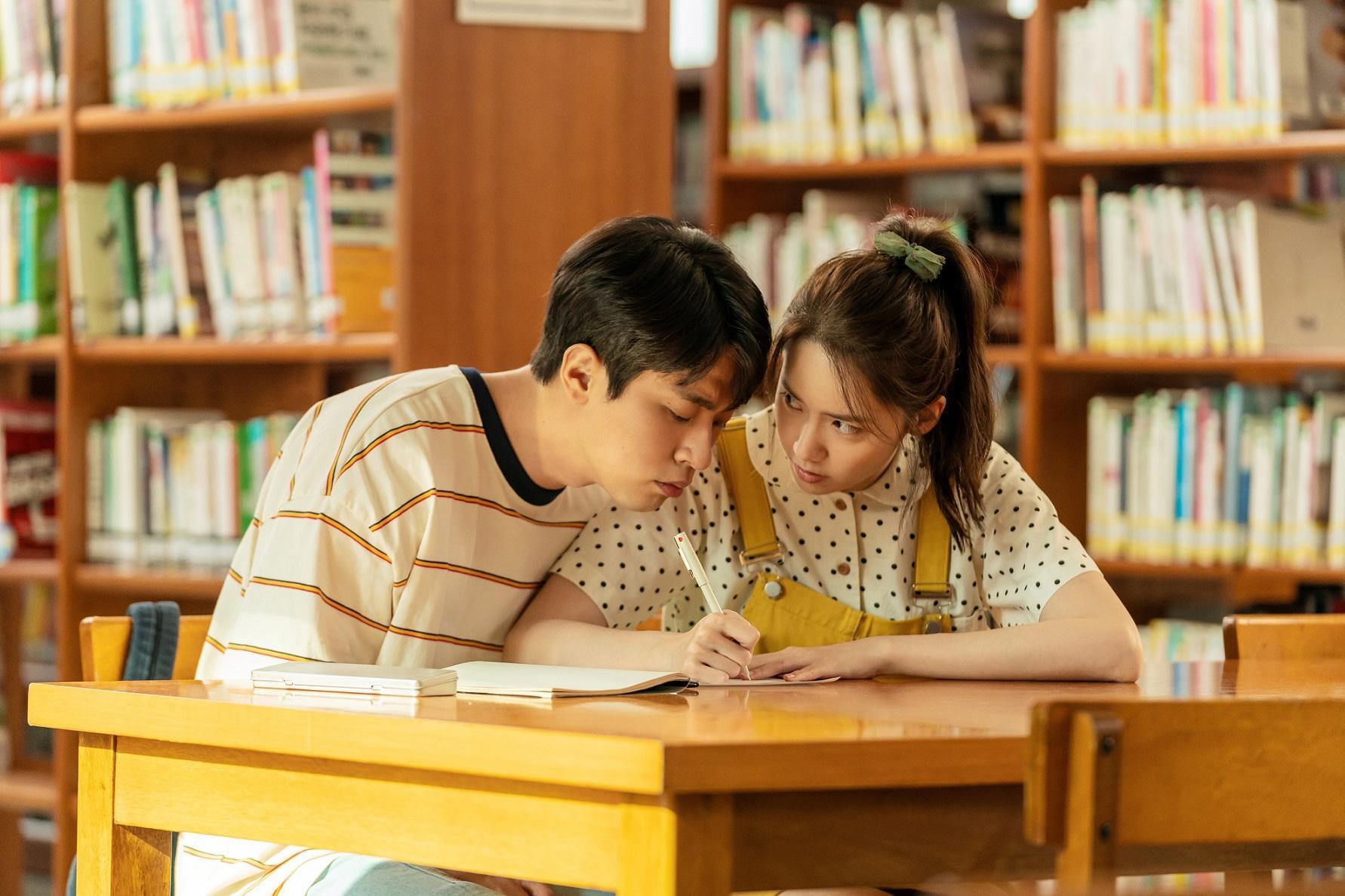 潤娥（右）以和朴正民合作的《奇蹟：給總統的一封信》首次入圍百想藝術大賞最佳女主角，演技獲得肯定。（車庫娛樂提供）