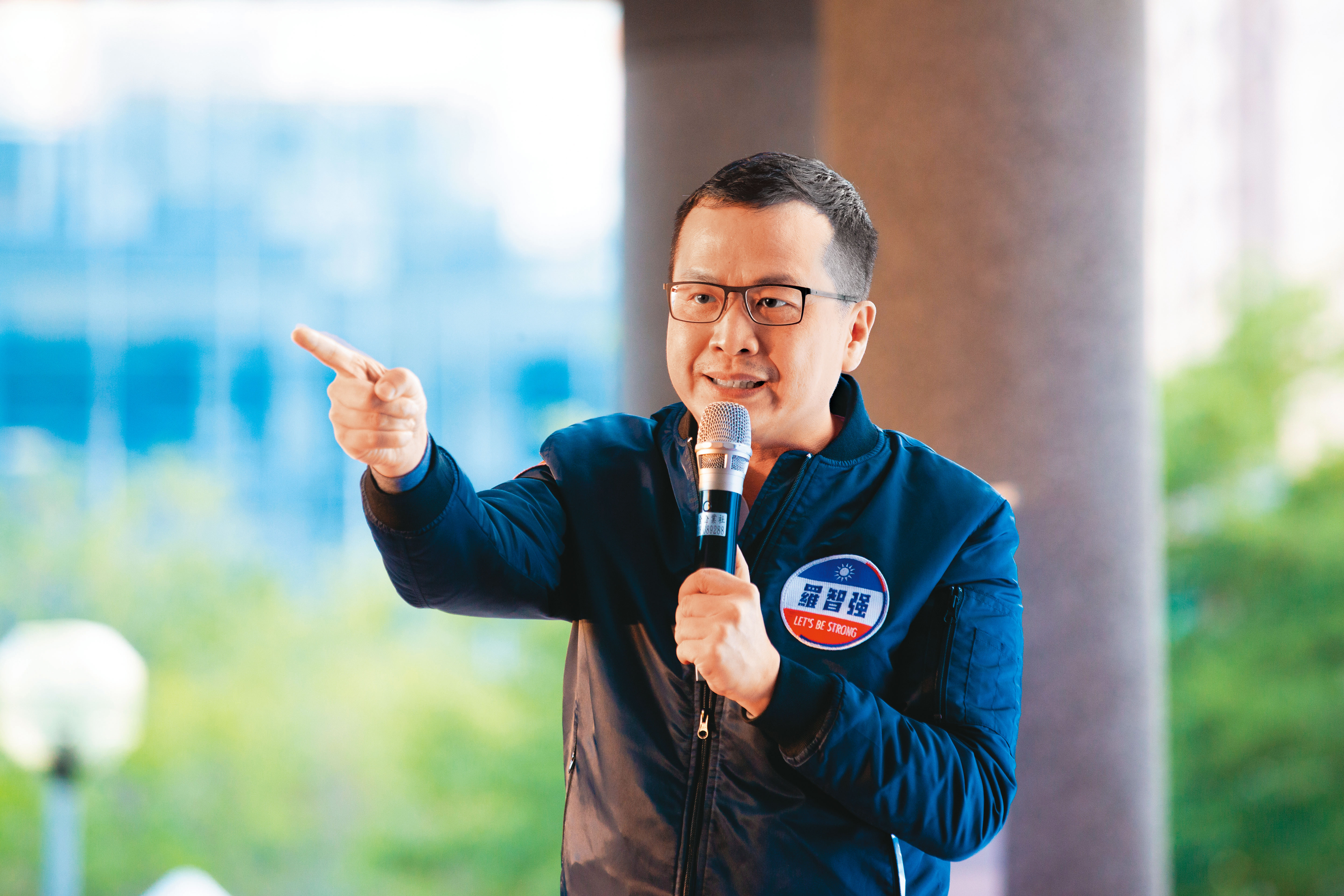 辭去黨副祕書黨一職的羅智強，堅決參選桃園市長初選，引發地方強烈反彈。